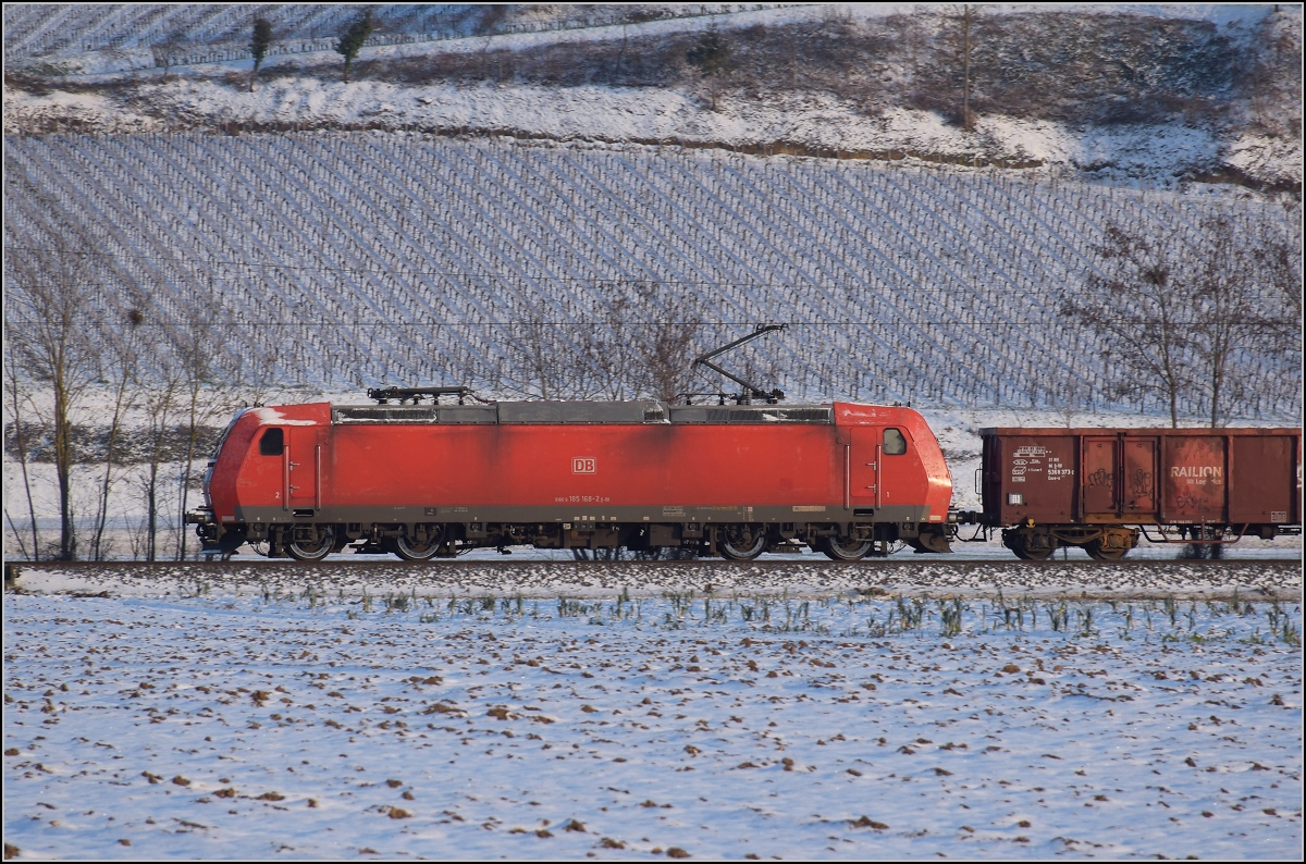 Zwischen Belchensystem und Blauendreieck. 

185 168 nordwärts bei Buggingen. Februar 2021.