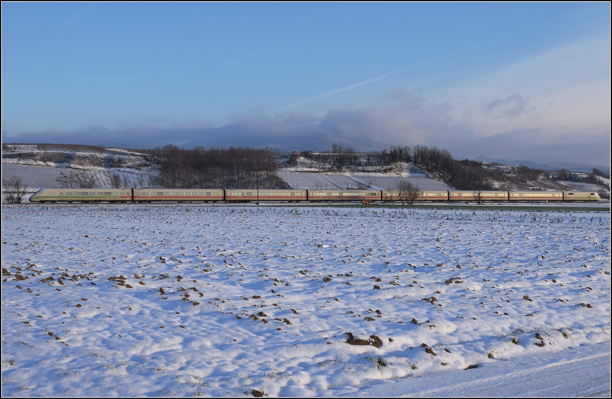Zwischen Belchensystem und Blauendreieck. 

Ein ICE 2 verirrt sich selten in den Süden. Daher ein paar mehr Bilder des kurzen ICE auf der badischen Hauptbahn. 402 039 Essen nordwärts bei Buggingen. Februar 2021.
