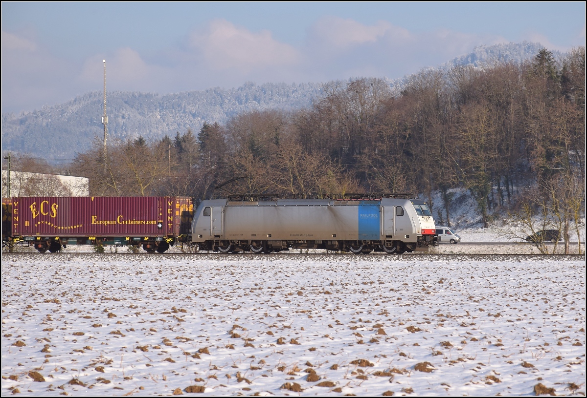 Zwischen Belchensystem und Blauendreieck. 

Richtung Basel fährt 186 901 der BLS Cargo. Buggingen, Februar 2021.