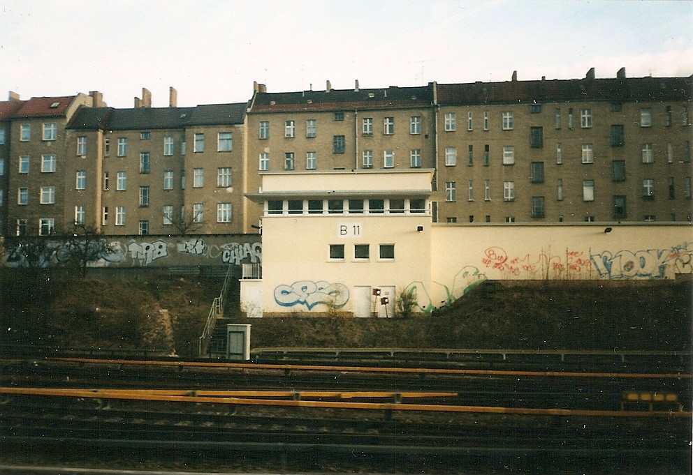 Zwischen Berlin Lichtenberg und Friedrichsfelde befindet sich das Stellwerk B11.