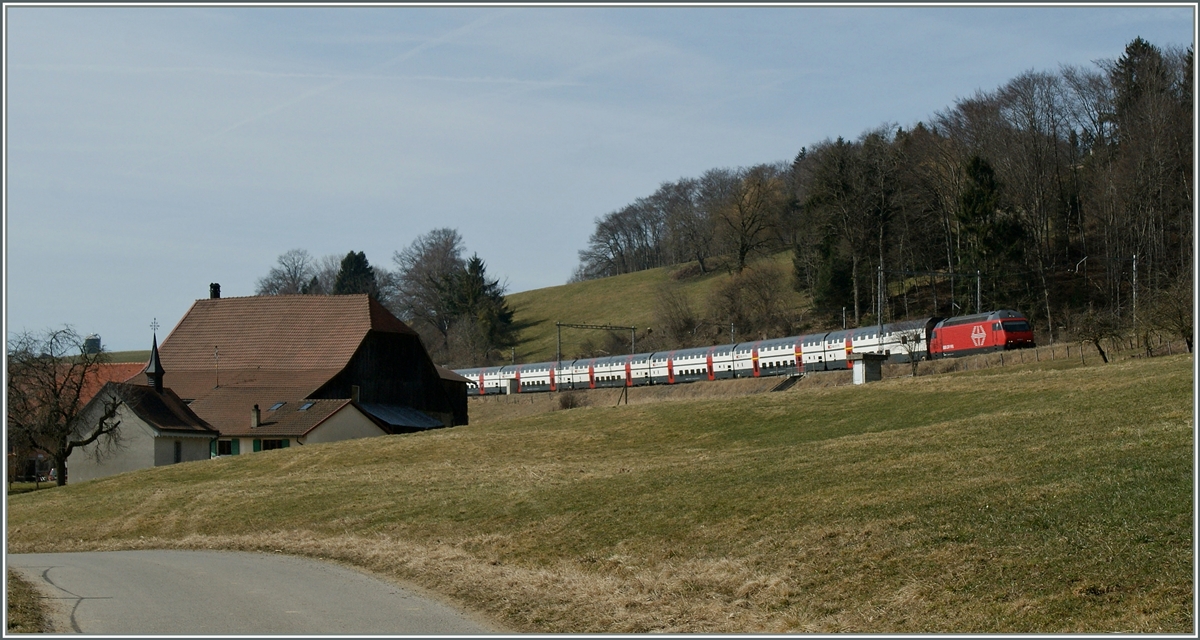 Zwischen Cottens und Neyruz fhrt eine Re 460 mit einenm IC unter den alten, filigranen Fahrleitungsmasten St. Gallen entgegen. 12. Mrz 2012