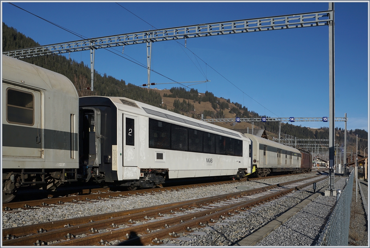 Zwischen den Dmz 090 (UIC D-RADVE 75 80 90 94 007-6 vorne und D-RADVE 75 80 90 94 008-4 ist ein Spurwechselbarer MOB Wagen gekuppelt!

12. Jan. 2020