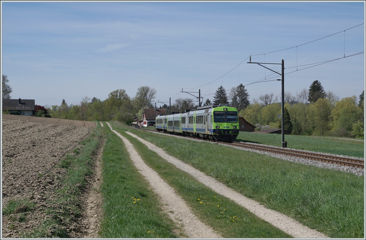 Zwischen Dotzigen und Büren an der Aare ist der BLS RBDe 565 739 mit einem  Jumbo   B und ABt auf dem Weg nach Büren an der Aare. 

19. April 2022 
