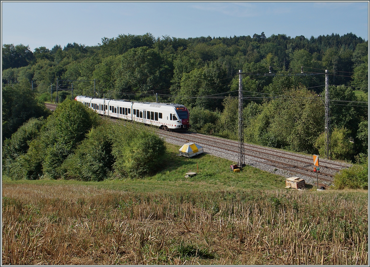 Zwischen Neyruz und Rosé ist dieser TPF RABe 527 unterwegs.
6. August 2015