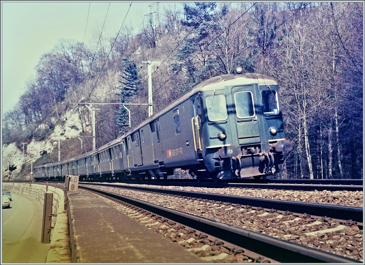 Zwischen Olten und Aarburg-Oftringen ist dieser zu jener Zeit typische Regionalzug von Olten nach Luzern unterwegs.

Analogbild vom 6. April 1985