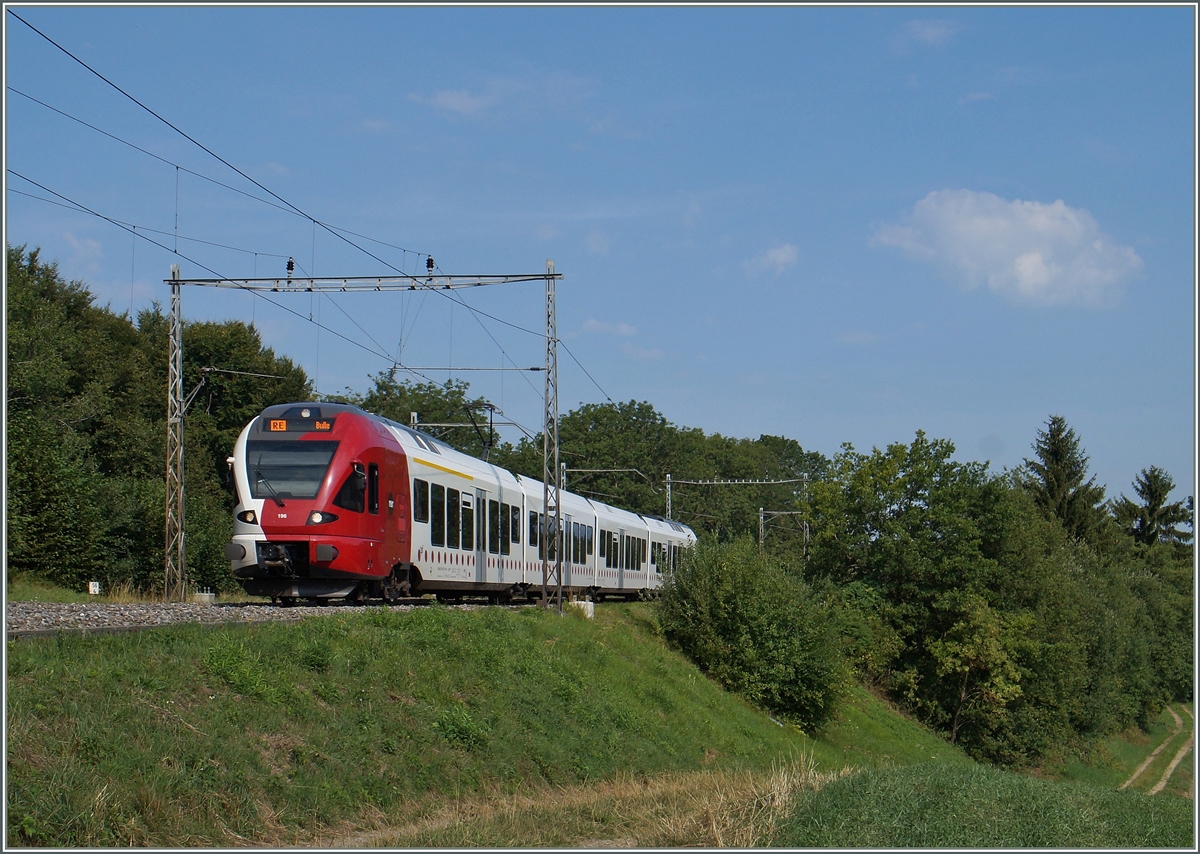 Zwischen Rosé und Neyruz ist dieser TPF RABe 527 unterwegs. 
6. August 2015