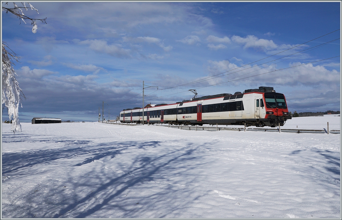 Zwischen Sales und Vaulruz konnte in einer herrlichen Winterlandschaft dieser SBB RBDe 560 Domino fotografiert werden. Der für die tpf fahrende Zug ist als RE 3818 von Bern nach Bulle unterwegs und wird hier gleich in drei Varianten gezeigt, in der Hoffnung damit nicht zu langweilen. 

23. Dezember 2021