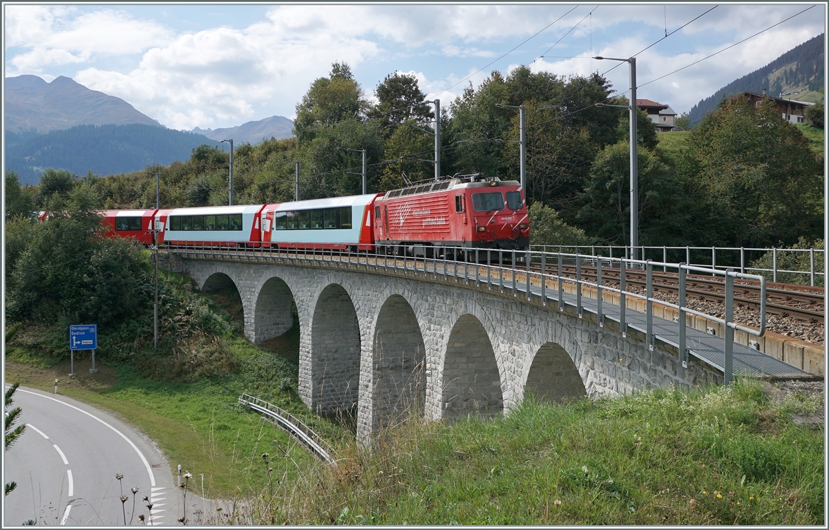 Zwischen Sedrun und Disentis ist die MGB HGe 4/4 II N° 5 mit ihrem Glacier Express unterwegs. 

16. Sept. 2020