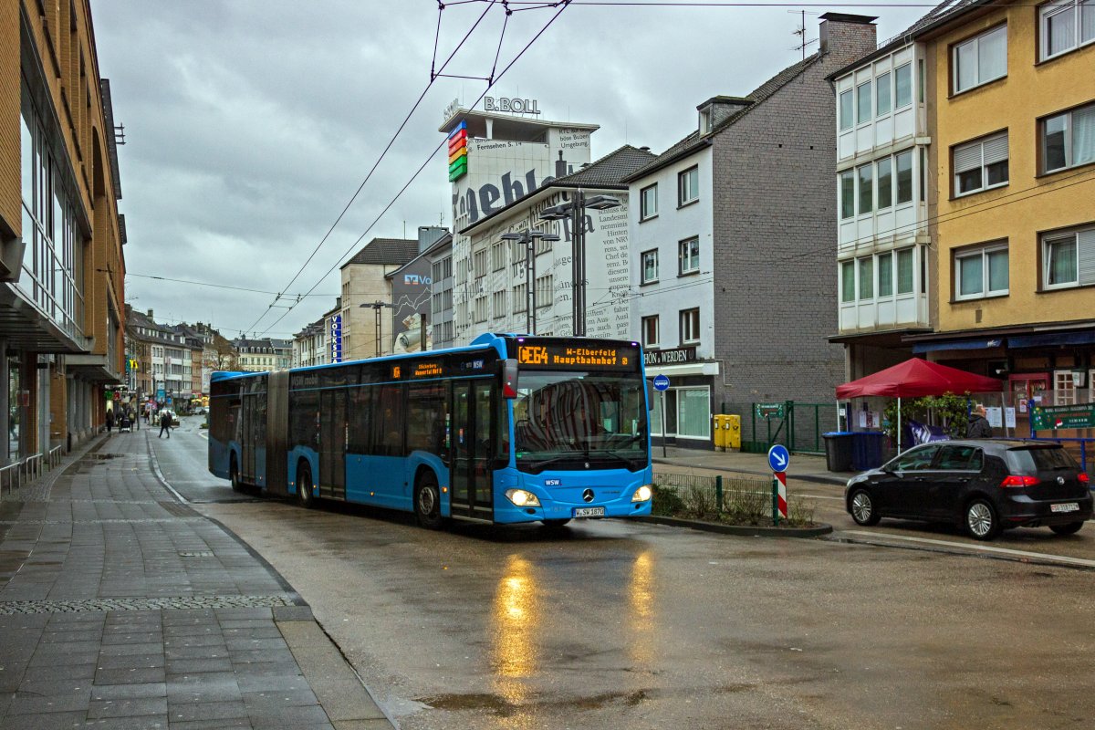 Zwischen den St�dten Wuppertal und Solingen besteht mit der Buslinie CE64 eine Verbindung im 20-Minuten-Takt. Zumindest auf Wuppertaler Stadtgebiet ist diese Linie auch entsprechend ihrer Bezeichnung als Express unterwegs und sorgt so f�r k�rzere Reisezeiten. Wagen 1870 hat auf der Fahrt zum Wuppertaler Hauptbahnhof noch den Gro�teil der Strecke vor sich.