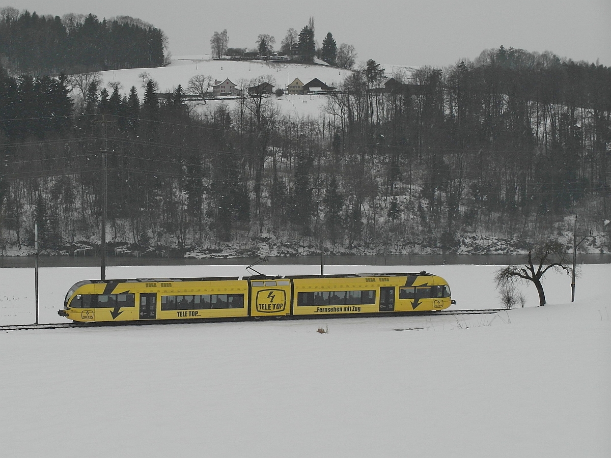 Zwischen den Stationen Bischofszell Nord und Kradolf befindet sich am 03.01.2015 der RABe 526 mit „RADIO TOP“-Werbung als S5 23550 von St.Gallen kommend auf der Fahrt nach Weinfelden.