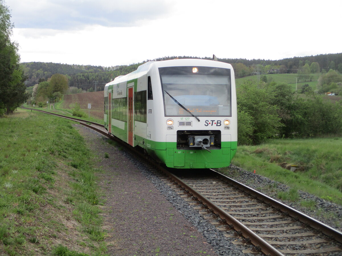 Zwischen Wernshausen und Breitungen fotografierte ich,am 17.April 2024,den STB VT 127.