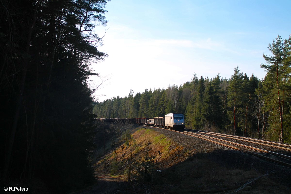 Zwischen Wunsiedel und Marktredwitz wurde auch ordentlich abgeholzt und so konnte 76 111 mit dem Könitzer Stahl/Schrottzug nach Cheb auf dem Weg nach Marktredwitz mit Streiflicht an diesem neuen Motiv abgelichtet werden. 31.03.17 