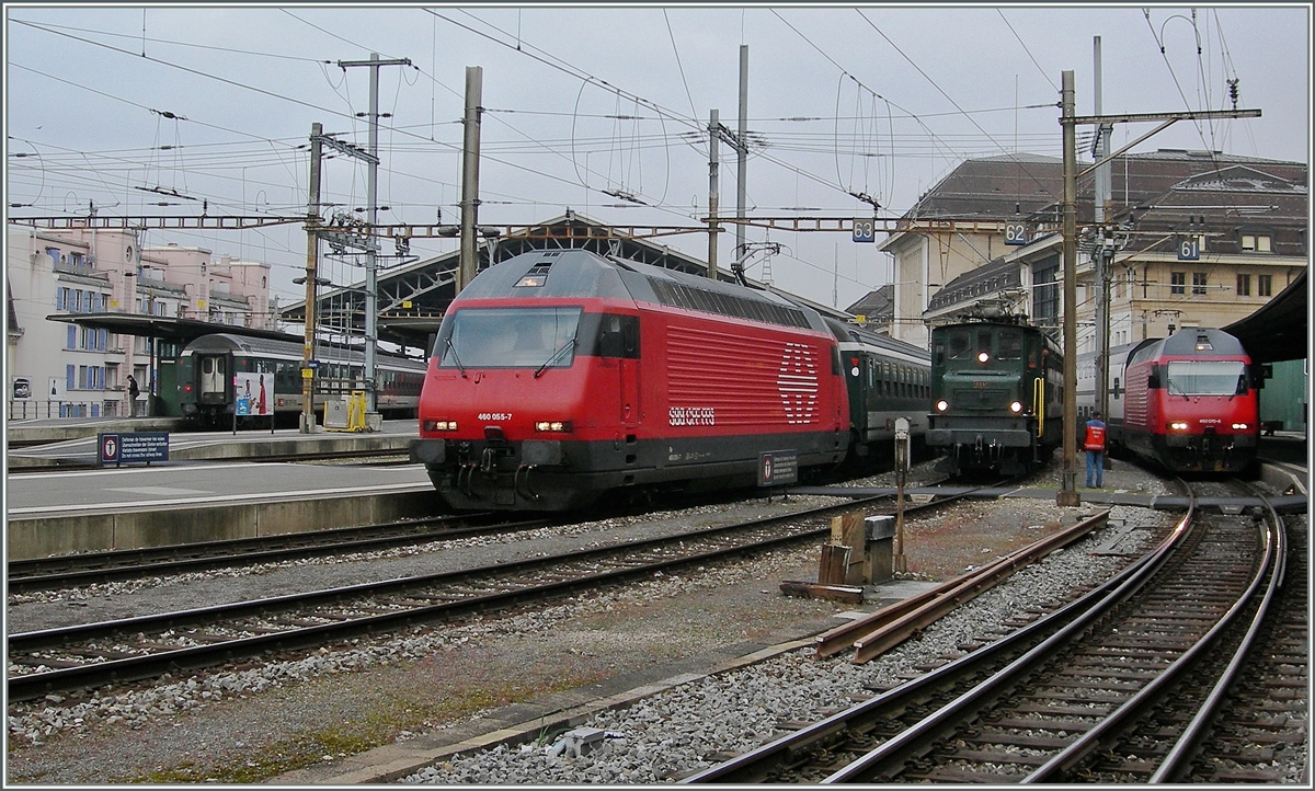 Zwischen zwei Re 460 wartet die Ae 4/7 10997 mit einem Extrazug auf die Abfahrt.
 
1. Mai 2013