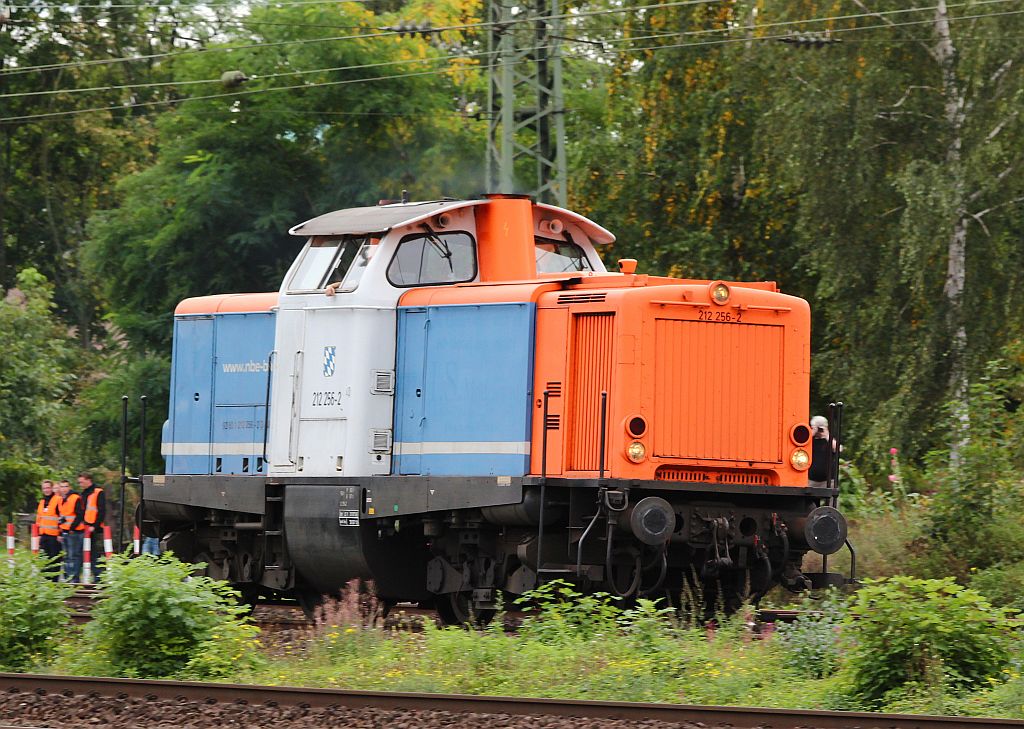 Zwischendurch und mit lautem Ankündigen kam die NBE 212 256-2 durch Koblenz-Lützel gedieselt. 29.09.2012