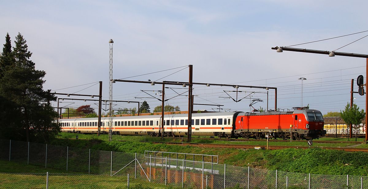 Zwischenzeitlich fuhr die DSB EB 3224 mit dem EC 399 nach Hamburg aus, im Hintergrund der bereitgestellte Zementexpreß nach Deuna, Pattburg 30.04.2024