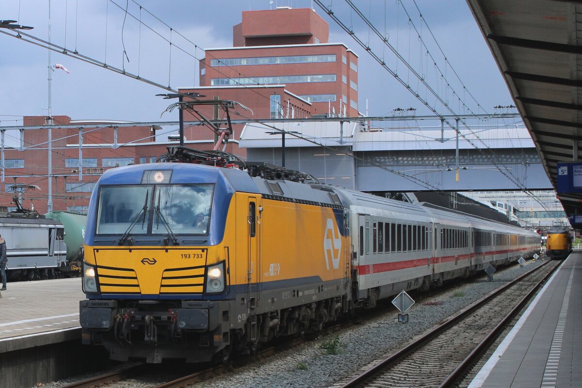 Zwischenzug: die NS Traktion is neu; die IC-Wagen noch  Old Skool mit NS 193 733 samt deren IC-Berlijn am 21 April 2024 in Amersfoort. Falls Alles klappt, werden die IC-Relationen Amsterdam-Berlin über Amersfoort ab Dezember 2024 von Talgo-Züge befördert.