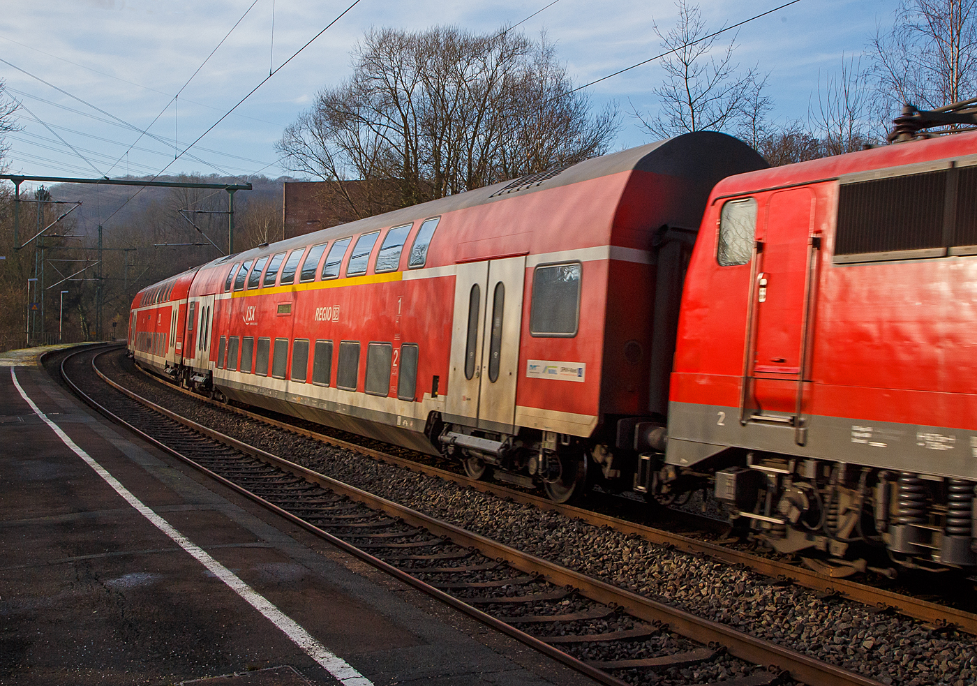 1./2. Klasse klimatisierter Doppelstock-Reisezugwagen (Hocheinstiegs-Dosto) D-DB 50 80 36-75 039-8 der Gattung DABpza 758.6, vom rsx - Rhein-Sieg-Express der DB Regio NRW, am 18.01.2023 im Zugverband vom RE 9 bei einer Zugdurchfahrt im Bahnhof Scheuerfeld (Sieg).

Der Wagen wurde 1999 von der Deutsche Waggonbau AG (DWA) in Grlitz gebaut.

TECHNISCHE DATEN: 
Gattung/Bauart: DABpza 758.6
Spurweite: 1.435 mm
Anzahl der Achsen: 4
Lnge ber Puffer: 26.800 mm
Wagenkastenlnge: 26 400 mm
Wagenkastenbreite: 2.784 mm
Hhe ber Schienenoberkante: 4.631 mm
Drehzapfenabstand: 20.000 mm
Achsstand im Drehgestell: 2 500 mm
Drehgestellbauart:  Grlitz VIII
Leergewicht:  48 t
Hchstgeschwindigkeit: 160 km/h 
Sitzpltze: 35 in der 1. Klasse / 73 in der 2. Klasse
Toiletten: 1, geschlossenes System
Einstieg: Hoch
Bremse: KE-R-A-Mg (D)
Bemerkung : eingeschrnkt dieselloktauglich