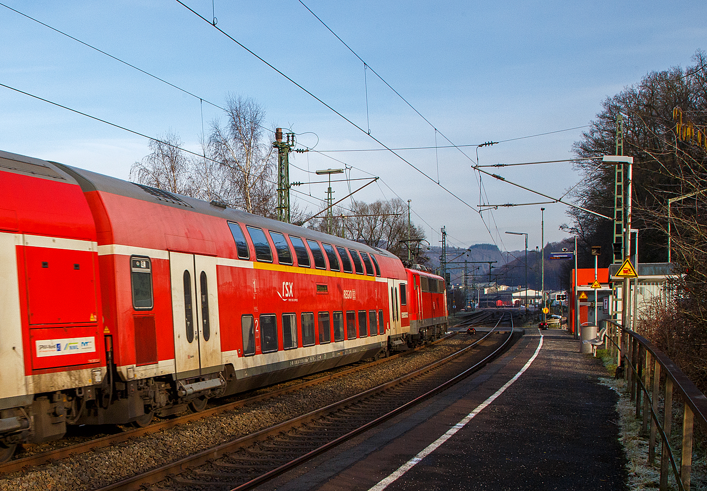 1./2. Klasse klimatisierter Doppelstock-Reisezugwagen (Hocheinstiegs-Dosto) D-DB 50 80 36-75 039-8 der Gattung DABpza 758.6, vom rsx - Rhein-Sieg-Express der DB Regio NRW, am 18.01.2023 im Zugverband vom RE 9 bei einer Zugdurchfahrt im Bahnhof Scheuerfeld (Sieg).

Der Wagen wurde 1999 von der Deutsche Waggonbau AG (DWA) in Grlitz gebaut.

TECHNISCHE DATEN: 
Gattung/Bauart: DABpza 758.6
Spurweite: 1.435 mm
Anzahl der Achsen: 4
Lnge ber Puffer: 26.800 mm
Wagenkastenlnge: 26 400 mm
Wagenkastenbreite: 2.784 mm
Hhe ber Schienenoberkante: 4.631 mm
Drehzapfenabstand: 20.000 mm
Achsstand im Drehgestell: 2 500 mm
Drehgestellbauart:  Grlitz VIII
Leergewicht:  48 t
Hchstgeschwindigkeit: 160 km/h 
Sitzpltze: 35 in der 1. Klasse / 73 in der 2. Klasse
Toiletten: 1, geschlossenes System
Einstieg: Hoch
Bremse: KE-R-A-Mg (D)
Bemerkung : eingeschrnkt dieselloktauglich