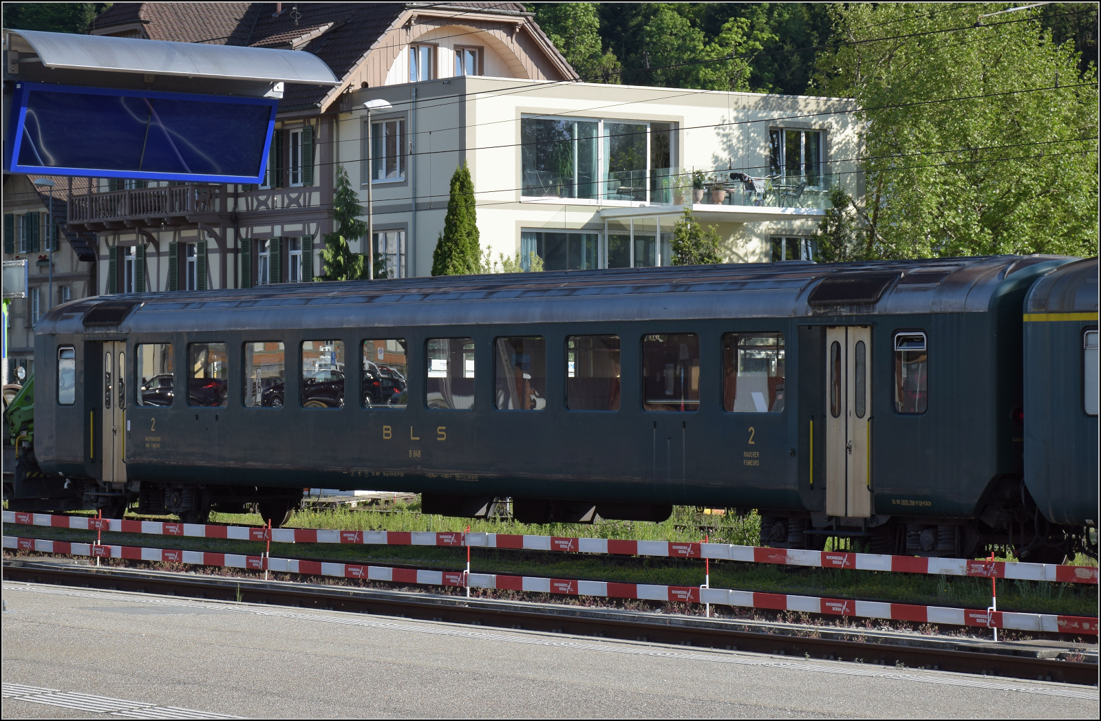 150 Jahre Emmentalbahn. 

Der EW I der BLS B 848 auf dem Gelände des Vereins Extrazug nachdem das Jubiläum gefeiert ist. Langnau, Mai 2025.