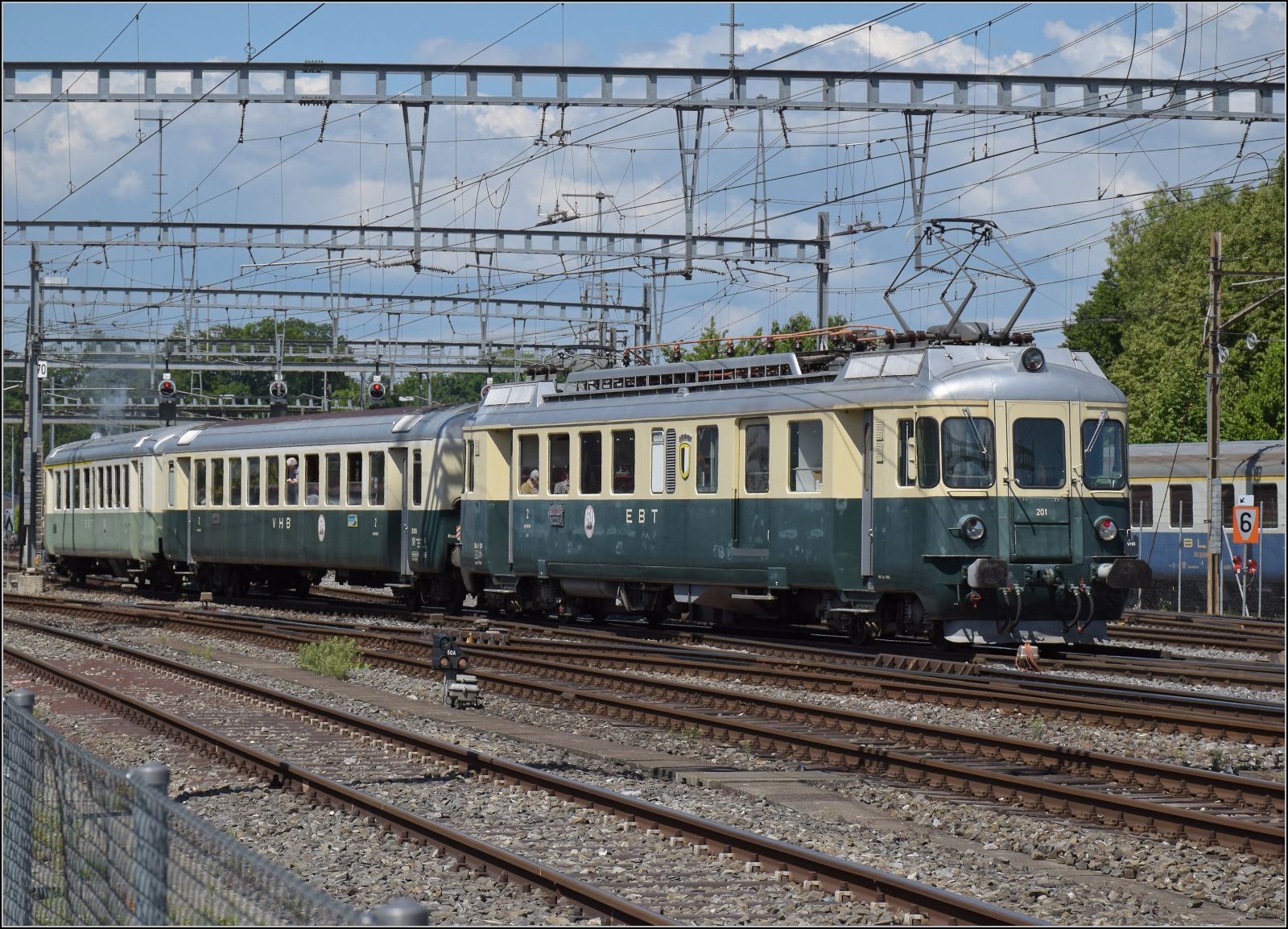150 Jahre Emmentalbahn.

RABe 576 201 der Emmentalbahn auf dem Weg nach Langnau. Burgdorf, Mai 2025.