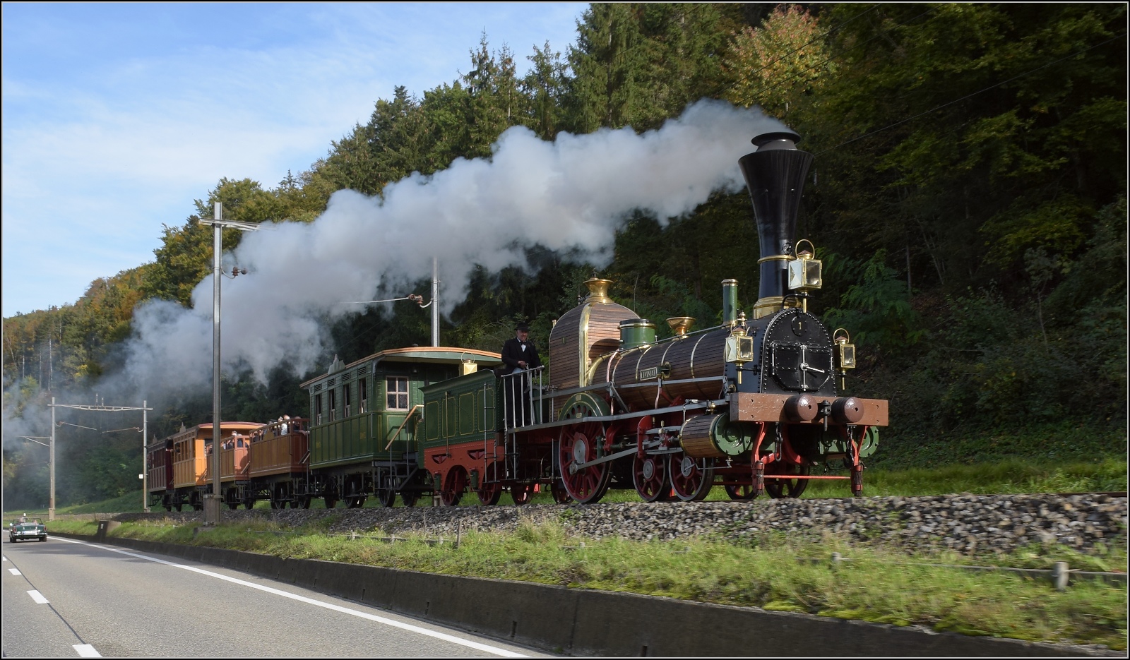 175 Jahre Spanisch-Brötli-Bahn.

Entlang der N13 bei Rheinsulz. Oktober 2022.