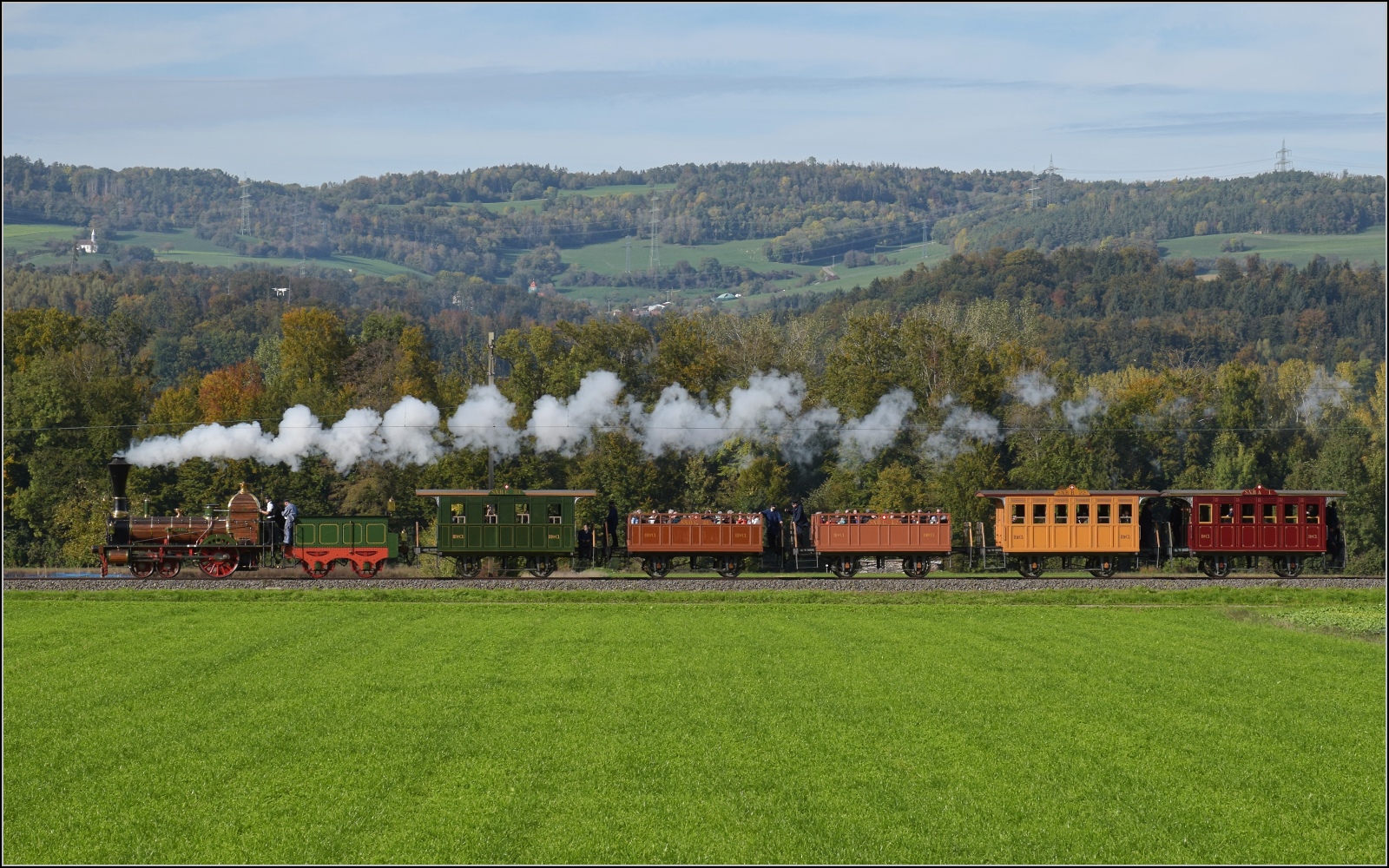 175 Jahre Spanisch-Brötli-Bahn.

Entlang der N13 bei Schwaderloch. Im Hintergrund ist der Hotzenwald, südlichster Ausläufer des Schwarzwalds. Oktober 2022.
