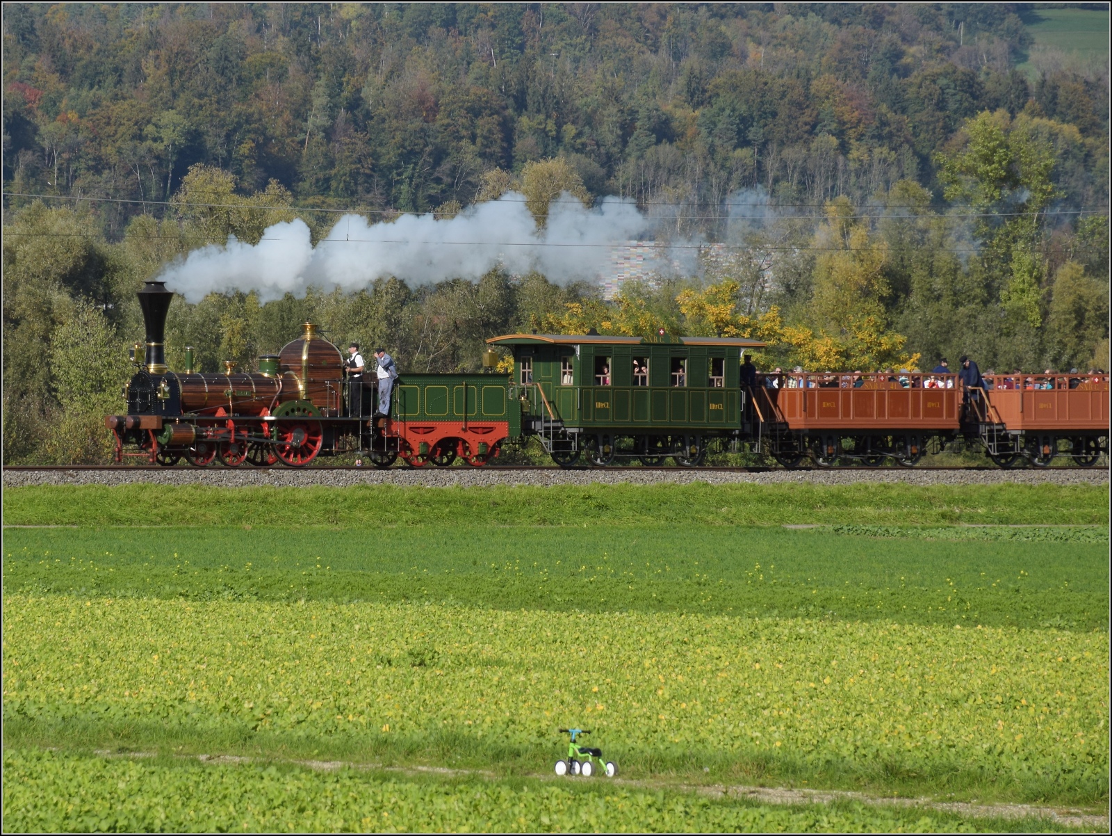 175 Jahre Spanisch-Brötli-Bahn.

Entlang der N13 bei Schwaderloch. Oktober 2022.