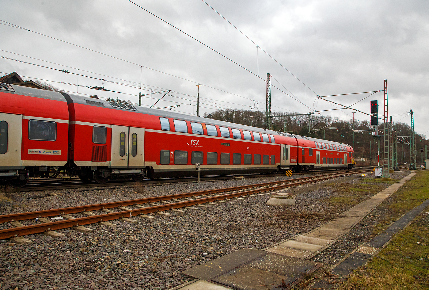 2. Klasse klimatisierter Doppelstock-Reisezugwagen (Hocheinstiegs-Dosto) D-DB 26-75 138-0, der Gattung DBpza 753.5, vom rsx - Rhein-Sieg-Express der DB Regio NRW (Aachen), am 30.01.2023 im Zugverband vom RE 9 in Betzdorf (Sieg). Davor der Steuerwagen D-DB 50 80 86-75 029-8 DBpbzfa 763.6.

Der Wagen wurde 2002 von Bombardier in Görlitz (ex DWA - Deutsche Waggonbau AG gebaut.

TECHNISCHE DATEN: 
Gattung/Bauart: DBpza 753.5,
Spurweite: 1.435 mm
Anzahl der Achsen: 4
Länge über Puffer: 26.800 mm
Wagenkastenlänge: 26 400 mm
Wagenkastenbreite: 2.784 mm
Höhe über Schienenoberkante: 4.631 mm
Drehzapfenabstand: 20.000 mm
Achsstand im Drehgestell: 2 500 mm
Drehgestellbauart:  Görlitz VIII
Leergewicht: 48 t
Höchstgeschwindigkeit: 160 km/h 
Sitzplätze: 139 in der 2. Klasse
Toiletten: 1, geschlossenes System
Einstieg: Hoch
Bremse: KE-R-A-Mg (D)
Bemerkung : 1 Mehrzweckabteil; eingeschränkt dieselloktauglich
Heizung: Klimaes