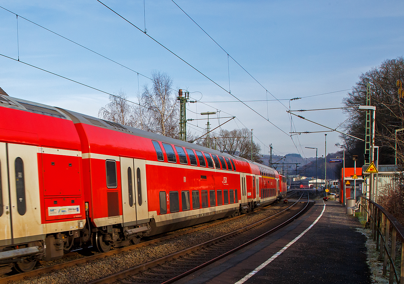 2. Klasse klimatisierter Doppelstock-Reisezugwagen (Hocheinstiegs-Dosto) D-DB 50 80 26-75 038-2 der Gattung DBpza 753.5, vom rsx - Rhein-Sieg-Express der DB Regio NRW, am 18.01.2023 im Zugverband vom RE 9 bei einer Zugdurchfahrt im Bahnhof Scheuerfeld (Sieg). 

Der Wagen wurde 1999 von der Deutsche Waggonbau AG (DWA) in Görlitz gebaut.

TECHNISCHE DATEN: 
Gattung/Bauart: DBpza 753.5,
Spurweite: 1.435 mm
Anzahl der Achsen: 4
Länge über Puffer: 26.800 mm
Wagenkastenlänge: 26 400 mm
Wagenkastenbreite: 2.784 mm
Höhe über Schienenoberkante: 4.631 mm
Drehzapfenabstand: 20.000 mm
Achsstand im Drehgestell: 2 500 mm
Drehgestellbauart:  Görlitz VIII
Leergewicht:  49 t
Höchstgeschwindigkeit: 160 km/h 
Sitzplätze: 139in der 2. Klasse
Toiletten: 1, geschlossenes System
Einstieg: Hoch
Bremse: KE-R-A-Mg (D)
Bemerkung : 1 Mehrzweckabteil; eingeschränkt dieselloktauglich