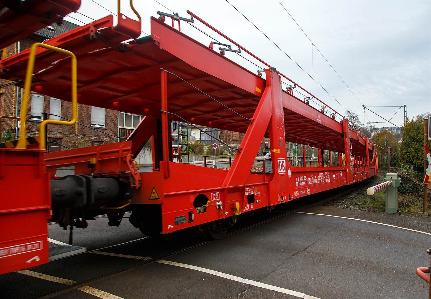 2 x 2 achsiger leerer offener Doppelstock-Autotransportwagen (Wageneinheit) 25 80 4382 103-6 D-ATG der Gattung Laaeffrs 561 der DB Cargo Logistics GmbH (ex ATG Autotransportlogistic GmbH) am 22.02.2023 im Zugverband bei der Durchfahrt in Kirchen (Sieg).

Die Wagen der Gattung Laaeffrs 561 sind im Rahmen von dem Projekt „Innovativer Güterwagen“ neuentwickelte Wagen. Es ist auch die Antwort auf den sich verändernden Automobilmarkt, auf dem zunehmend größere und schwerere Fahrzeuge gefragt sind (SUV). So eignen sich diese Wagen insbesondere für den europaweiten Transport von großvolumigen Pkws, SUVs und Vans, auch bei kleineren Lichtraumprofilen. Mit der hohen Lastgrenze von 35,5 Tonnen ist der Transport von besonders schweren Fahrzeugen möglich.

Damit sowohl ein typenreiner Transport als auch eine Mischverladung in den unterschiedlichen Lademaßen möglich ist, kann die obere Ladeebene hinsichtlich der Transportstellungen stufenlos eingestellt werden. Flexible Elemente der unteren Ladeebene sowie eine spezielle Geometrie der oberen Ladeebene dienen zusätzlich der effizienteren Ausnutzung des Laderaums bei besonders hohen Pkw.

Zur Ladungssicherung befinden sich auf der oberen und unteren Ladeebene jeweils 32 Radvorleger. Eine Besonderheit ist auch die erhöhte Arbeitssicherheit durch das Klappgeländer auf der oberen Ladeebene.

Die Vorteile auf einen Blick:
– Zweigliedriger, doppelstöckiger Autotransportwagen
– Hohe Lastgrenze
– Große Durchfahrhöhe
– Obere Ladeebene flexibel einstellbar
– Untere Ladeebene mit verstellbaren Elementen für eine höhere Auslastung
– Verringerte Gesamthöhe durch besondere Geometrie der oberen Ladeebene
– Klappbare Absturzsicherung auf der oberen Ladeebene

TECHNISCHE DATEN:
Gattung: Laaeffrs 561
Baujahr: ab 2018
Hersteller (u.a.): Tatravagónka a.s. Poprad (Slowakei)
Spurweite: 1.435 mm
Anzahl der Achsen: 4
Länge über Puffer : 33.000 mm
Ladelänge : 32.080 mm (unten) / 32.550 mm (oben)
Ladebreite : 2.950 mm (unten) / 2.794 mm (oben)
Wagenhöhe: 3.500 mm
Achsabstände: 10.700 / 5.900 / 10.700 mm
Laufraddurchmesser (neu): äußere 760 mm und mittlere 730 mm
Typ der Radsätze: BA 375 
Höchstgeschwindigkeit: 100 km/h (beladen) / 120 km/h (leer)
Eigengewicht: 36.500 kg
Nutzlast: 35,5 t ab Streckenklasse B (max. 18 t pro Ebene)
Max. Gewicht je Pkw: 2.800 kg
Kleinster befahrb. Gleisbogenhalbmesser: R 75 m
Höhe des Klappgeländers: 1.100 mm 
Bremse: KNORR KE-GP-A (K)
Bremssohle: Jurid 816M
Intern. Verwendungsfähigkeit: TEN-GE