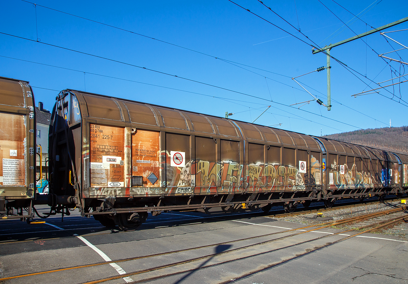 2 x zweiachsige, zweigliedrige, festgekuppelte, gedeckte Güterwageneinheit mit Schiebewänden, 23 80 2941 225-7 D-TWA der Gattung Hiirrs 5 der TRANSWAGGON GmbH (Hamburg) am 14.02.2023 im Zugverband, eingereiht in den sogenannten  Henkelzug , bei der Zugdurchfahrt in Niederschelden (Sieg), hier passiert er gerade den Bü 343 (Km 112,183) der Siegstrecke KBS 460). Leider sind solche Wagen immer sehr beschmiert. 

Das Ladegut solcher Wageneinheiten sind Stückgüter, sie bieten Platz für bis zu 2 × 36 = 72 EUR Paletten (800×1200 mm).

TECHNISCHE DATEN:
Gattungskennzahl: 2941
Spurweite: 1.435 mm
Länge über Puffer : 27.000 mm
Achsabstände: 9.000 / 4.205 / 9.000 mm
Eigengewicht: 27.300 kg
Ladelänge: 2 × 12.534 mm
Ladebreite: 3.030 mm
Ladefläche: 76,0 m²  (2 × 38,0 m²)
Rauminhalt: 206,8 m³
Seitentürenöffnung (Breite x Höhe): 6.143 x 2.865 mm
Max. Zuladung: 62,7 t (ab Streckenklasse D)
Max. Geschwindigkeit: 100 km/h (beladen) / 120 km/h (leer)
Bremse: KE-GP-A 
Feststellbremse: Nein 
Kleinster befahrbarer Gleisbogen: R 75 m
Wagenbegrenzungslinie: G1
Intern. Verwendungsfähigkeit: RIV
Bemerkungen: Max. 72 EURO-Palette möglich.  