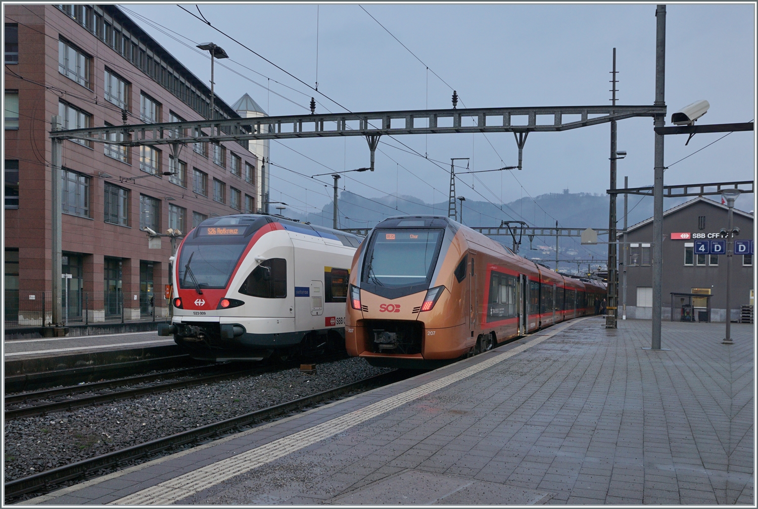 20 Jahre FLIRT - Links im Bild ein  Urflirt  der Zuger Stadtbahn mit der Bezeichnung RABe 523 009 von 2004 als Regionalzug nach Rotkreuz, rechts im Bild recht ein neuer SOB RABe 526 107/207  Traverso  als Aare-Linth IR von Bern nach Chur. 
Das Bild entstand in Olten.

12. März 2024