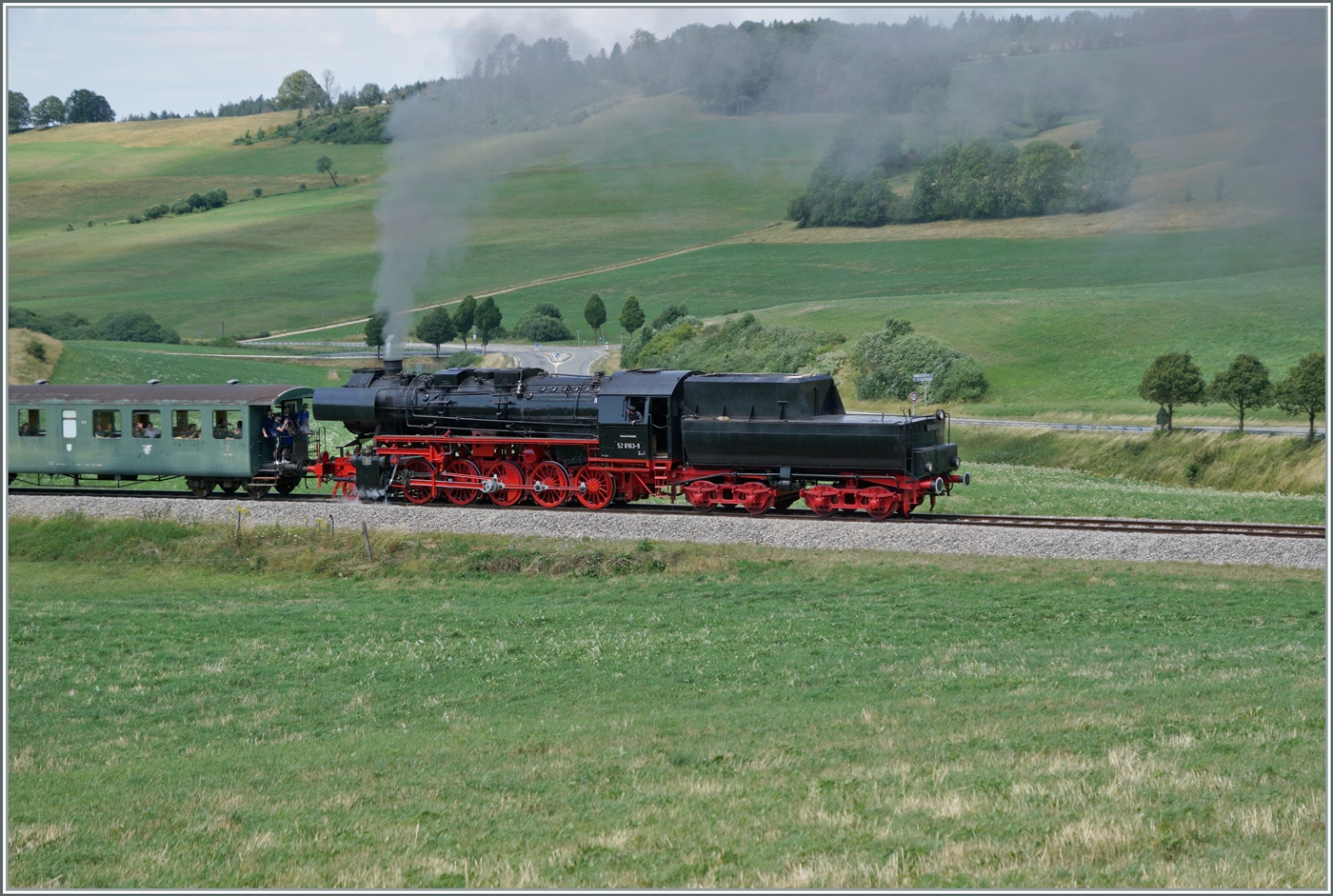 30 ANS CONI'FER /30 Jahre Coni'Fer - Kurz vor Le Touillon ist die Coni'Fer 52 8163-9 mit dem 12 Uhr Zug auf der Fahrt von Les Hôpitaux Neufs nach Fontaine Ronde. 
Bis zur Eröffnung des Mont d'Or Tunnel von Vallorbe (CH) nach Longevilles (F) und in der Folge der Strecke bis Frasne im Jahre 1915 verlief der internationale Verkehr über die nun von der Coni'Fer wierder z.Z instant gestellten Strecke Vallorbe - Pontarlier -(Frasne). 

15. Juli 2012