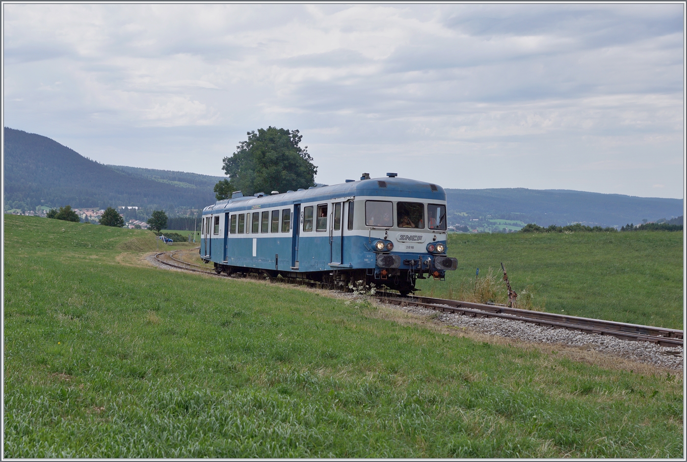 30 ANS CONI'FER /30 Jahre Coni'Fer - Neben der E 3/3 und der 52 8163-9 versprach das Programm als dritten Zug einen Autorail; zwar hoffte ich auf den Coni'Fer eigenen X 2426, doch auch der X 2816 der  Association l'autorail X2800 du Haut-Doubs  der dann zum Einsatz kam, war mir mehr als Recht. Der angesprochene X 2426 ist noch in Arbeit, aber man kann sich jetzt schon auf diesen schmucken Triebwagen freuen. Das Bild zeigt den X 2816 als Zug N° 3 Les Hôpitaux Neuf (ab 14.00) nach Fontaine Ronde kurz vor Le Touillon, bei bei Km 58 J-E / J-S / SBB bzw. Km 467 PLM / SNCF. Es dürfte der erste X 2800 sein, der auf dieser Strecke zum Einsatz kommt.

15. Juli 2023