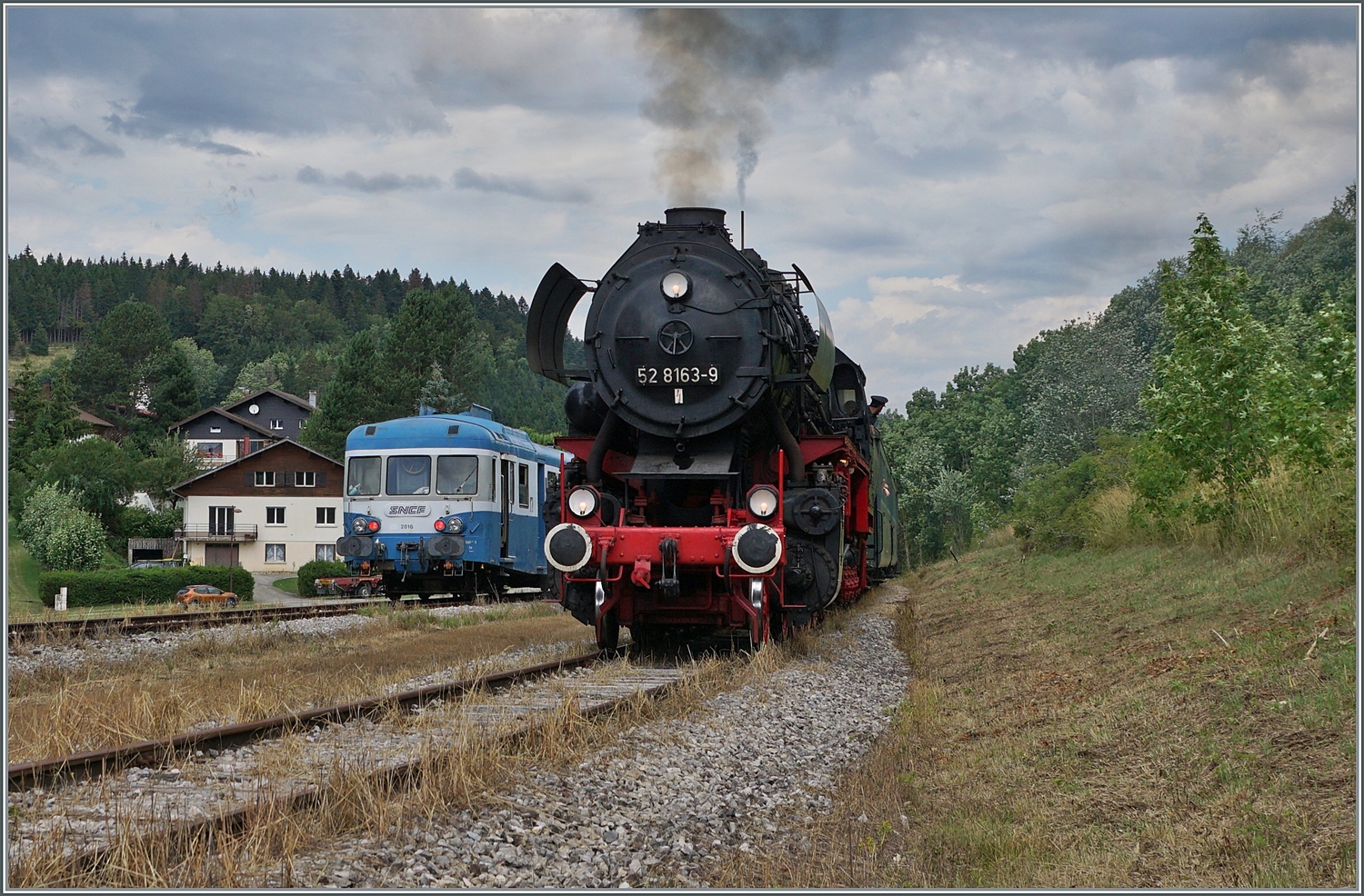 30 ANS CONI'FER /30 Jahre Coni'Fer - So viel Verkehr gab es wohl hier seit gut 110 Jahren nicht mehr! Der X 2816 der Association l'autorail X2800 du Haut-Doubs wartet im mir bis anhin unbekannten Kreuzungsbahnhof der Coni'Fer von Le Touillon auf den von der 52 8163-9 geführten Gegenzug.

15. Juli 2023