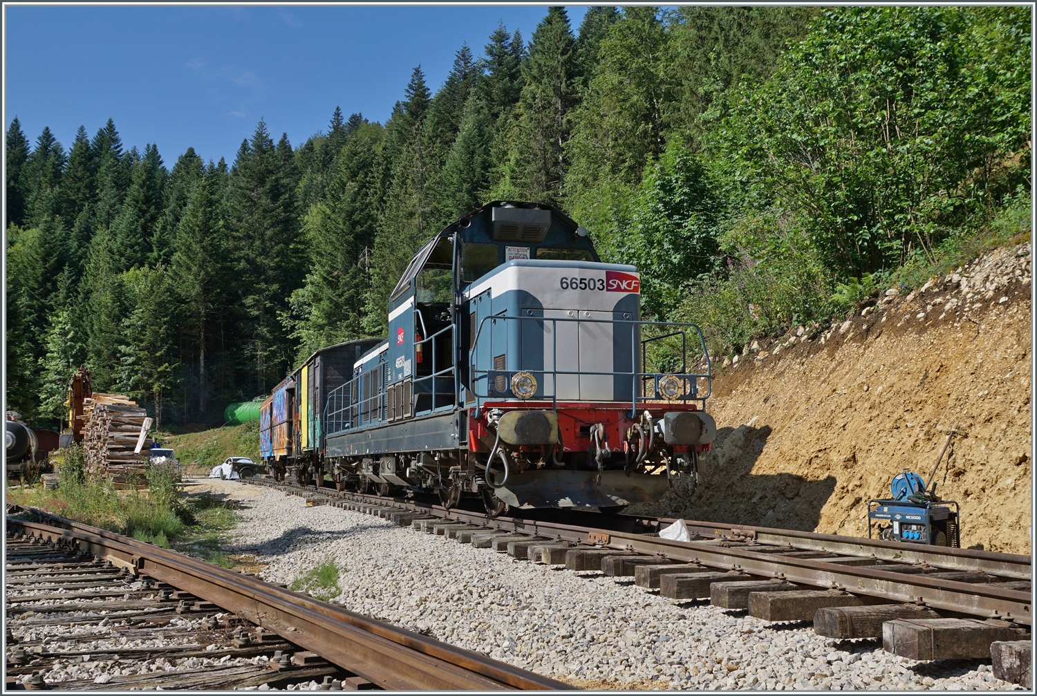 30 ANS CONI'FER /30 Jahre Coni'Fer - Für verschiedene Dienste und zur Entlastung zweier kleinerer Dieselloks erwarb die Coni'Fer von der SNCF die BB 66503. Das Bild entstand in Fontaine Ronde im frei zugänglichen Museumsbahnbereich.

15. Juli 2023