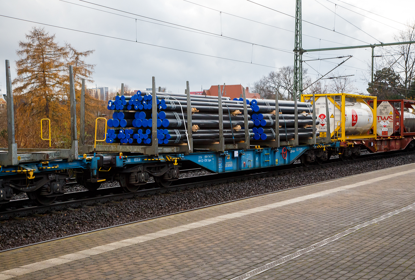 4-achsiger Drehgestell-Containertragwagen mit Rungenaufsätzen 31 54 4564 142-8 CZ-ČDC, der Gattung Sgns 539.8, der tschechischen ČD Cargo, a.s, am 07.12.2022 im Zugverband, beladen mit Rohren, bei einer Zugdurchfahrt im Bahnhof Dresden-Strehlen. 