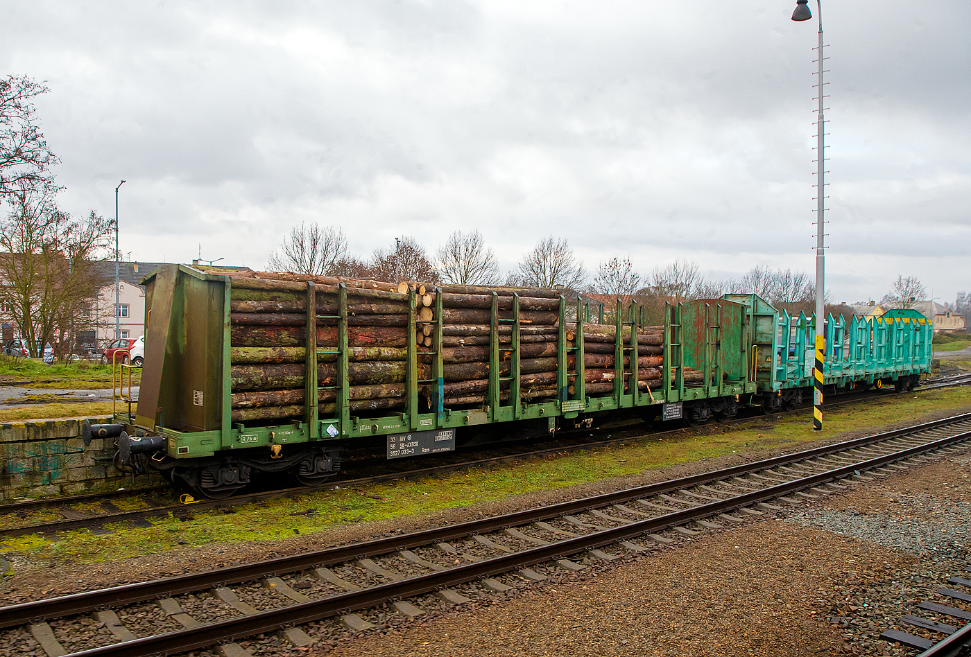 4-achsiger Drehgestell-Flachwagen fr den Holztransport mit Rungen und hohen Stirnwnden, 33 56 3527 033-3 SK-AMBSK (33 RIV 56 SK-AMBSK3527 033-3) der Gattung Roos des slowakischen Wagonvermieters AXBENET s.r.o. (Trnava), beladen mit Rundholz, abgestellt am 24.11.2022 beim Bahnhof Nřany (Nrschan) an der  Bhmische Westbahn  Plzeň–Furth (SDC 180), aufgenommen aus einem alex-Zug.

TECHNISCHE DATEN: 
Spurweite: 1.435 mm
Lnge ber Puffer:  19.900 mm
Drehzapfenabstand:  14.860 mm
Achsabstand im Drehgestell:  1.800 mm
Lnge der Ladeflche: 17.600 mm
Hchstgeschwindigkeit: 100 km/h 
Maximale Ladegewicht:  54,5 t (ab Streckenklasse C)
Eigengewicht:  26.000 kg
Kleinster bef. Gleisbogenradius: 75 m
Intern. Verwendungsfhigkeit: RIV
