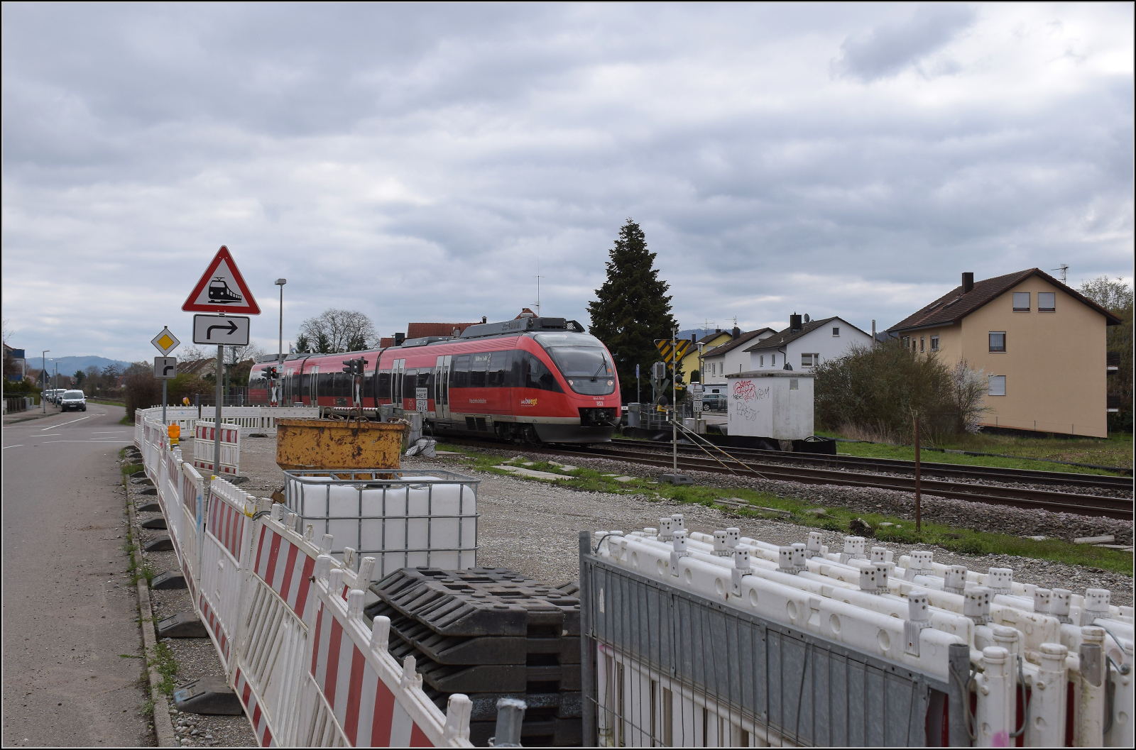 644 040 fährt rheinabwärts durch Warmbach und die Baustelle des künftigen Haltepunktes ebendort. März 2026.