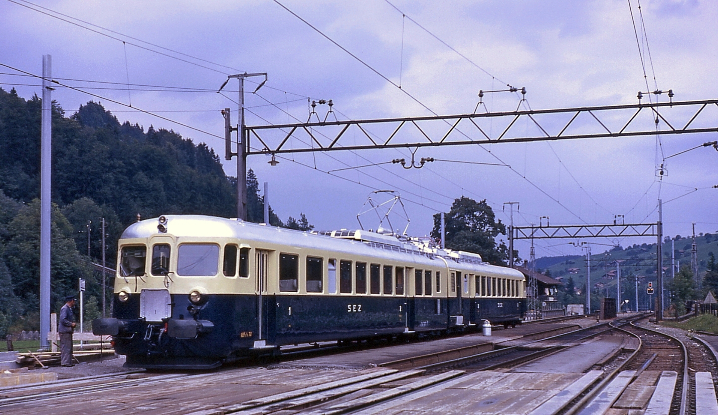 A railcar set photographed on 4th September 1962 at Mulenen station.  It is waiting to depart to Spiez.