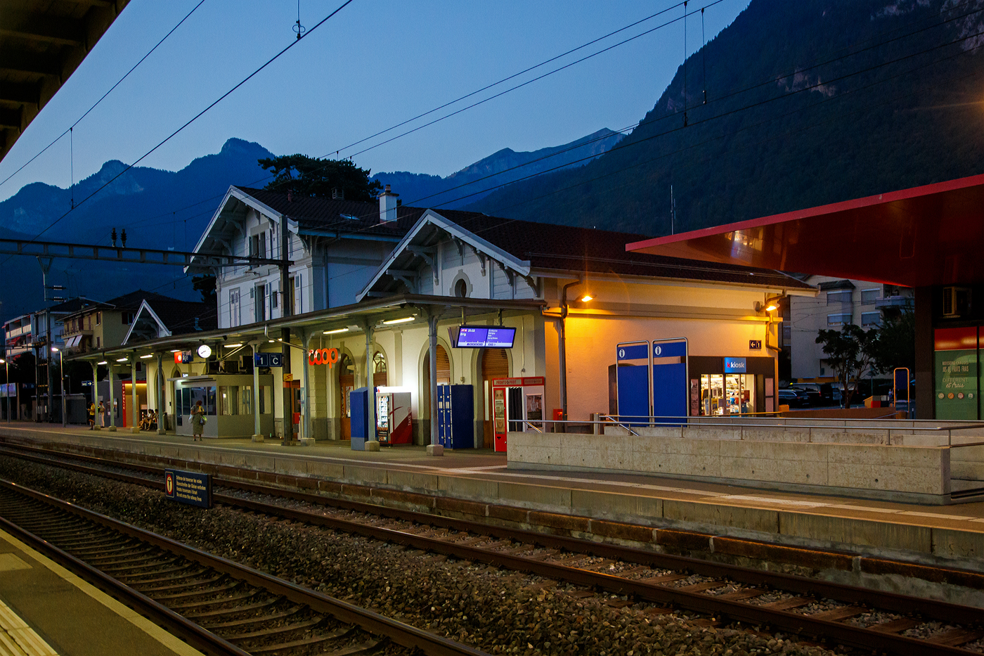 Abendstimmung beim Bahnhof Aigle am 08 September 2023
Hier von der Gleisseite das Empfangsgebäude vom SBB Bahnhof.
