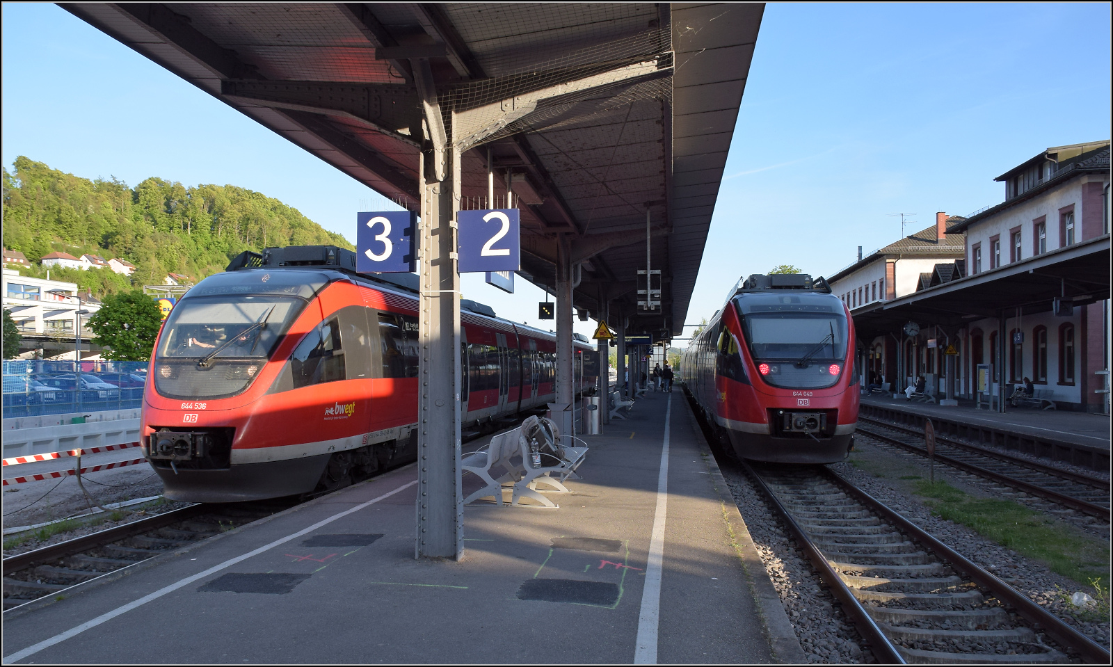 Ade Dieselloch am Hochrhein.

644 036 wird bald als Regionalbahn nach Basel starten, w�hrend 644 049 gerade von ebendort eingetroffen ist. Waldshut, April 2026.