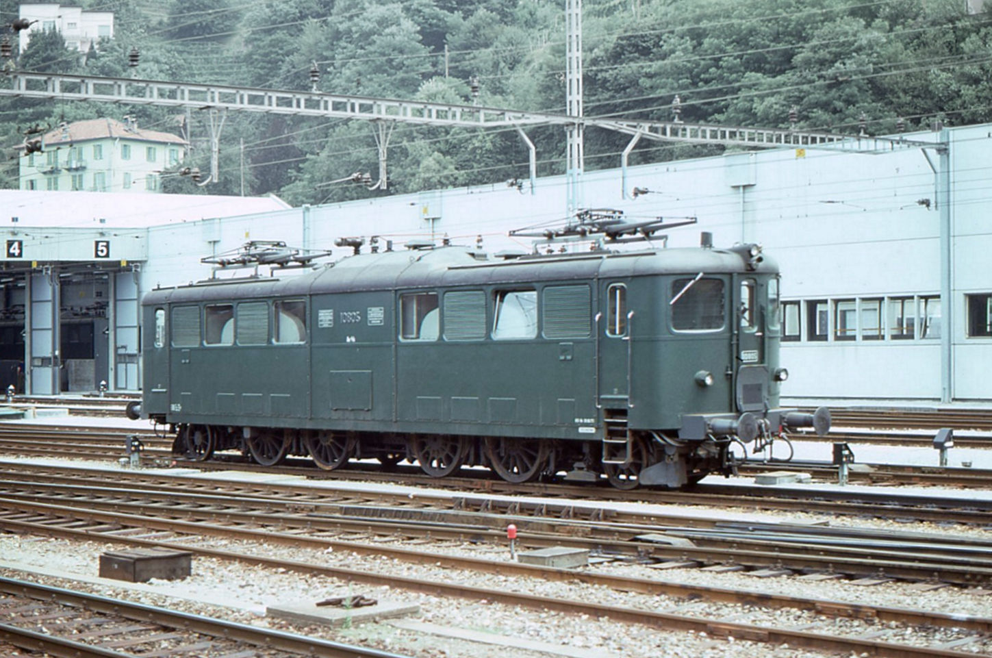 Ae 4/6 10801-10812: Lok 10805 von der anderen Seite in Bellinzona, 23.Juli 1975. Aus dem fahrenden Zug aufgenommen.  