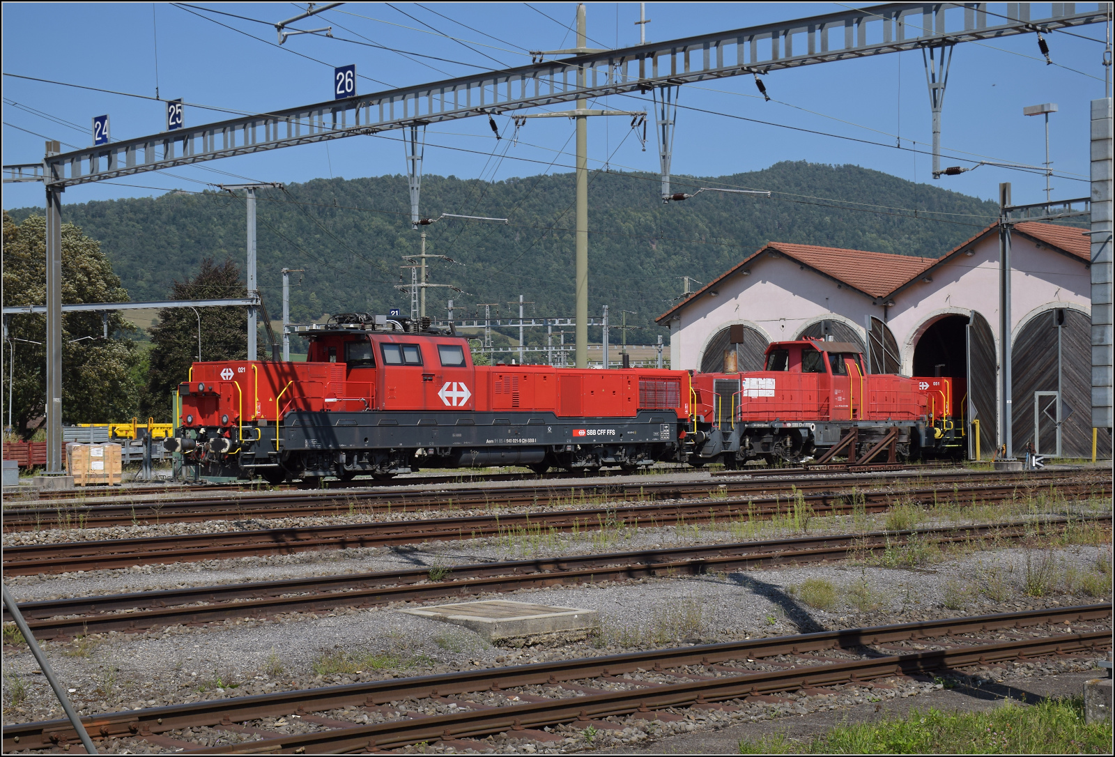 Aem 940 021, Am 841 029 und in den Lokschuppen passt die lange Aem 940 051 nicht ganz hinein. Delmont, August 2024.