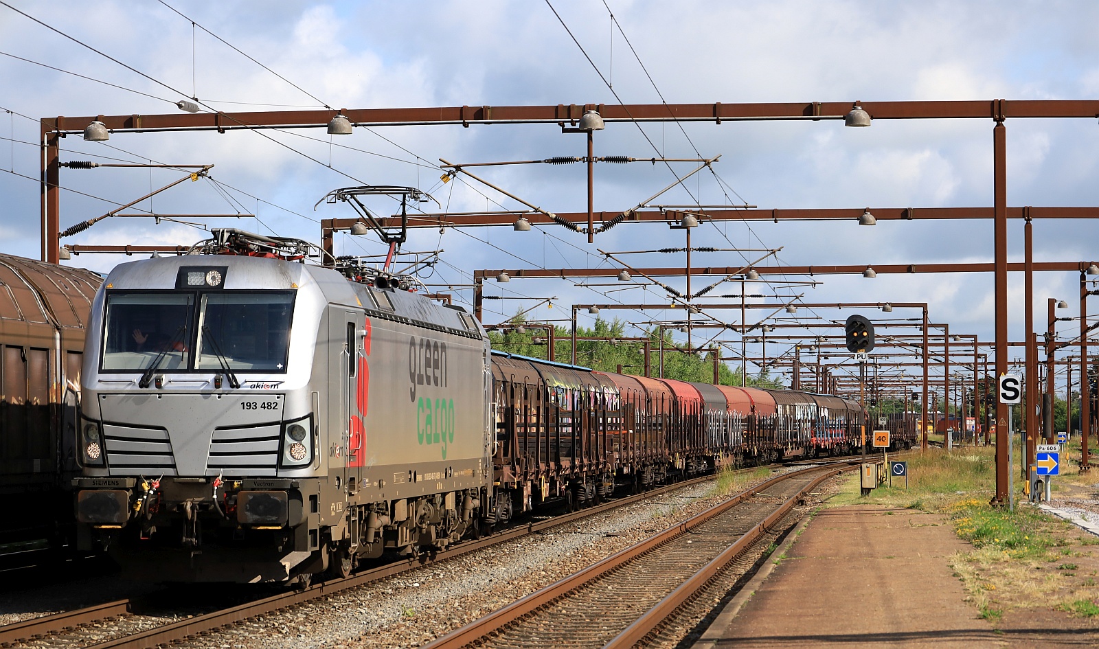AKIEM/Green Cargo 193 482-7 mit Gterzug bestehend aus Rs Rns und Rns-z Wagen, Einfahrt Pattburg 16.06.2025 
