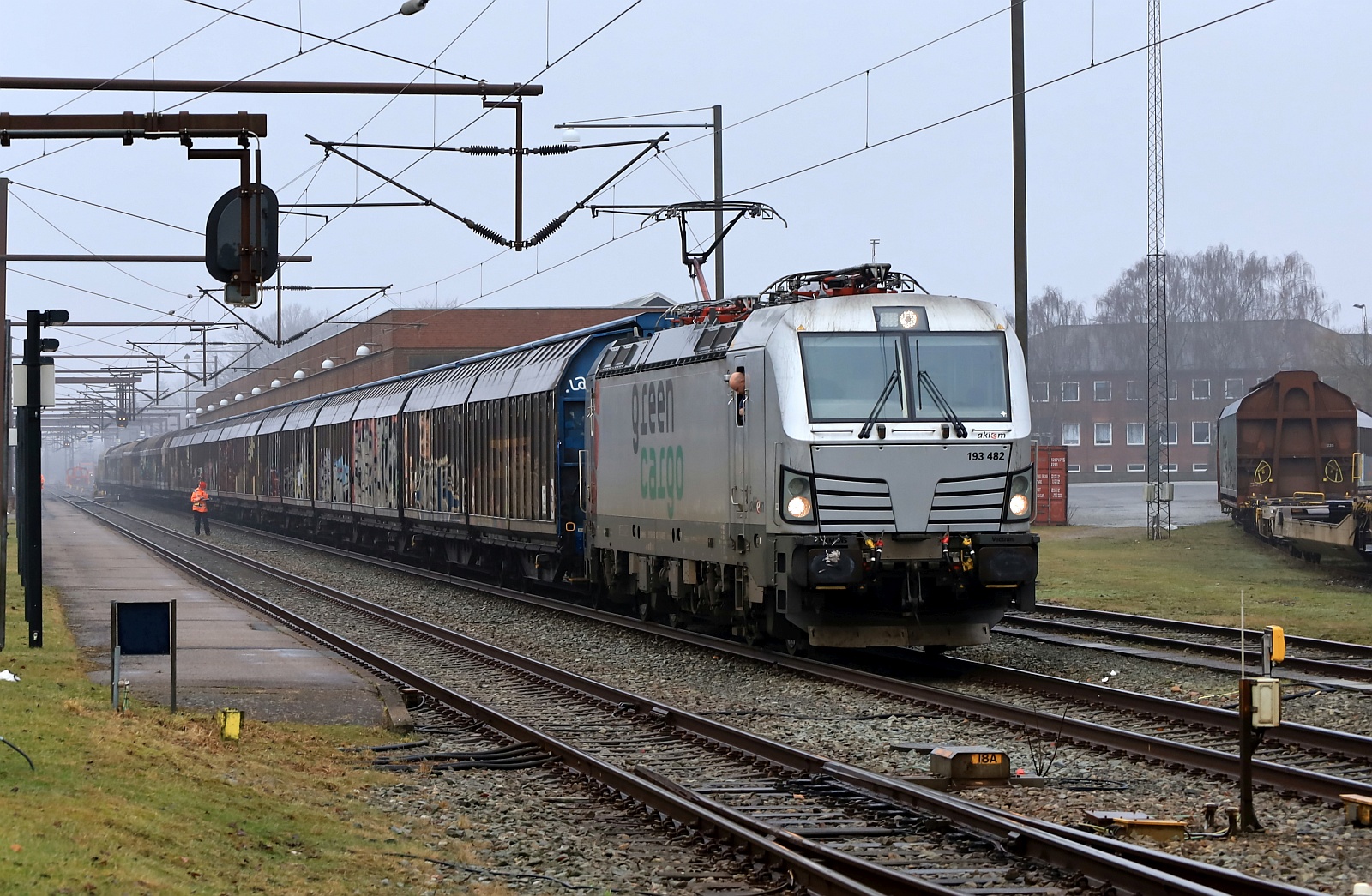 Akiem/GreenCargo 193 482-2 wartet mit ihrem Güterzug am Haken auf Ausfahrt. Padborg/DK 25.02.2026