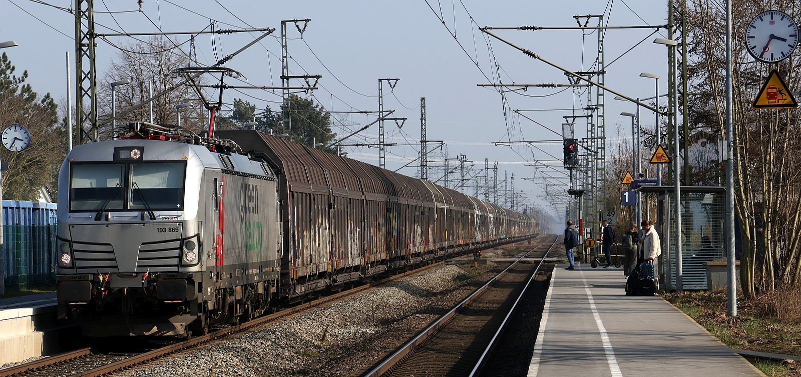 AKIEM/GreenCargo 193 869-5 mit dem Volvo-Zug nach Schweden Durchfahrt Jübek Bhf. 28.03.2025