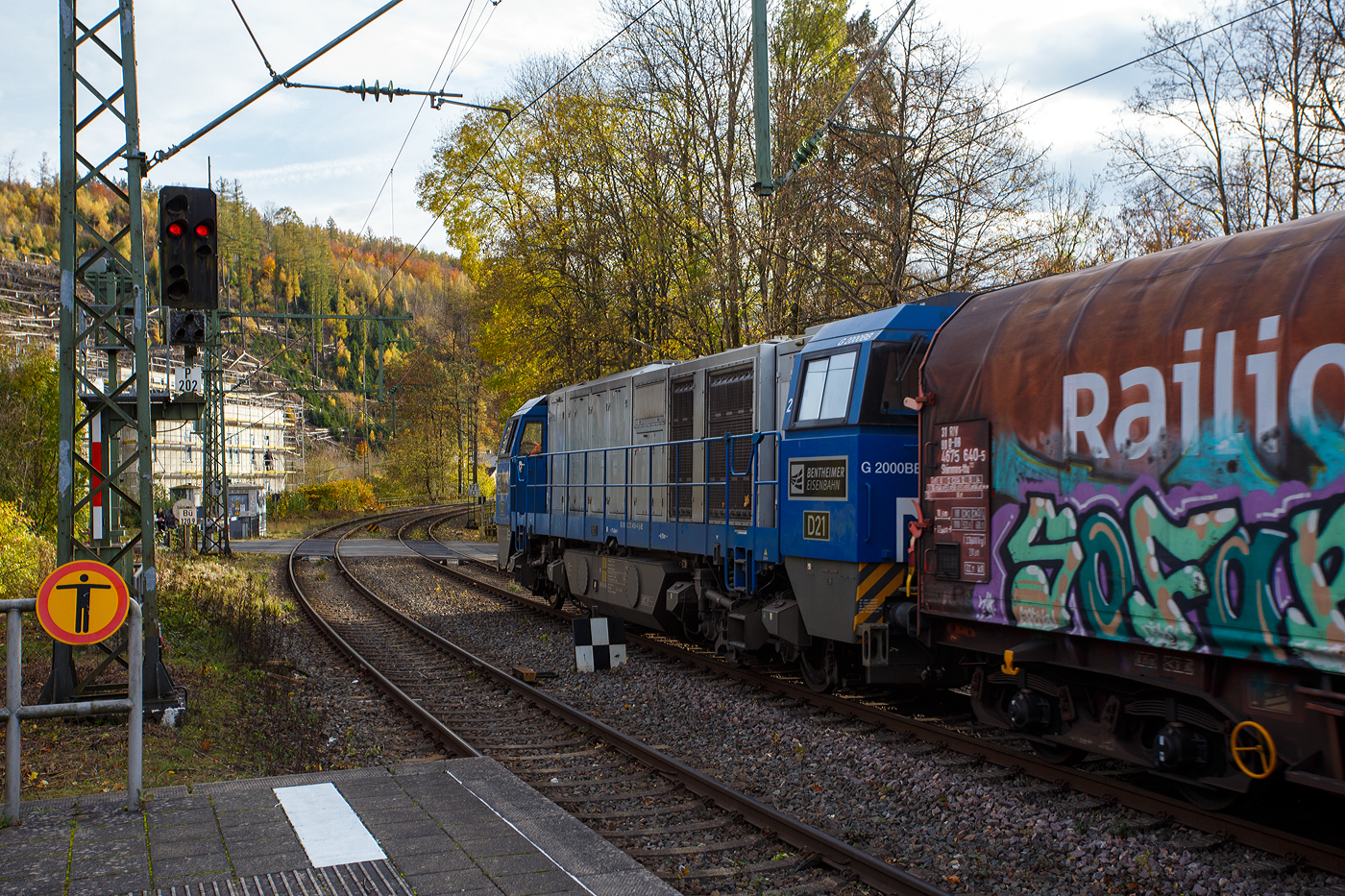 Aktuell besteht bei der KSW (Kreisbahn Siegen-Wittgenstein) z.Z. Lokmangel, so ist neben der 272 408-6 / D20 auch die 272 409-4 / D21, an die KSW vermietet. Beide sind Vossloh G 2000BB (mit symmetrischem Führerhaus).

Die an die KSW vermietete 272 409-4 / D21 (92 80 1272 409-4 D-BE) der Bentheimer Eisenbahn, ex Rurtalbahn V 204 (92 80 1272 409-4 D-RTBC), eine Vossloh G 2000 BB (mit symmetrischem Führerhaus), fährt am 31 Oktober 2025 mit einem Coilzug durch Kirchen/Sieg in Richtung Betzdorf. Nach dem Umsetzen (Fahrtrichtungswechsel) in Betzdorf/Sieg geht es dann über die Hellertalbahn (KBS 462) nach Herdorf. 

Die Vossloh G 2000-3 BB (mit symmetrischem Führerhaus) wurde 2008 von Vossloh in Kiel unter der Fabriknummer 5001753 gebaut und als V 204
(92 80 1272 409-4 D-RTB) an die RTB - Rurtalbahn GmbH in Düren geliefert. Im Jahr 2016 ging sie an die RTB CARGO GmbH. Anfang 2018 ging sie über Vossloh Locomotives GmbH an die BE - Bentheimer Eisenbahn AG in Nordhorn, wo sie nun D 21 bezeichnet wird. Die Lok hat die UIC-Zulassungen für Deutschland, die Niederlande und Belgien. Seit dem 26.09.2025 ist sie nun an die KSW - Kreisbahn Siegen-Wittgenstein GmbH vermietet.