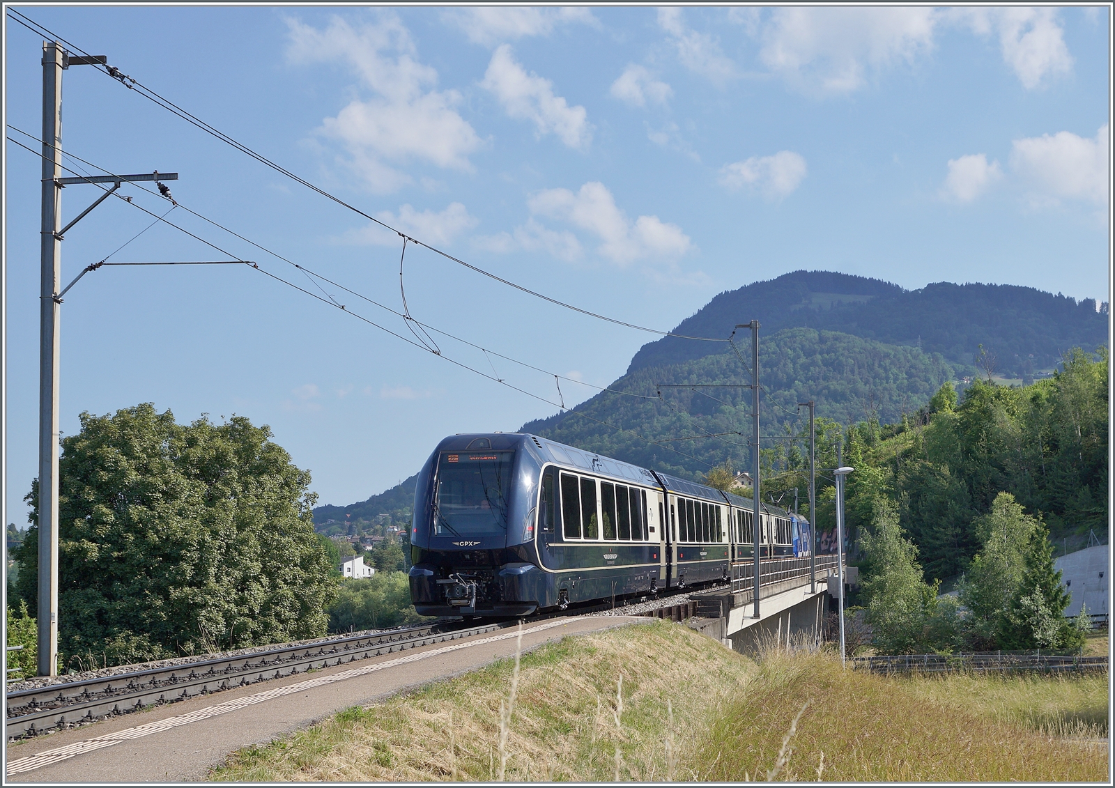 Allem Anschein verkehrt der hier zu sehende, von der MOB Ge 4/4 8001 gezogene GPX 4068 wieder durchgehend bis Interlaken Ost. D. h. die nicht entdeckten Probleme infolge ungenügender Probefahrten im mehr als langen Vorfeld vor der Inbetriebnahme haben wohl eine Lösung gefunden. Das Bild entstand in Châtelard VD und zeigt den Zug beim Überqueren der A6. 

16. Juni 2023 