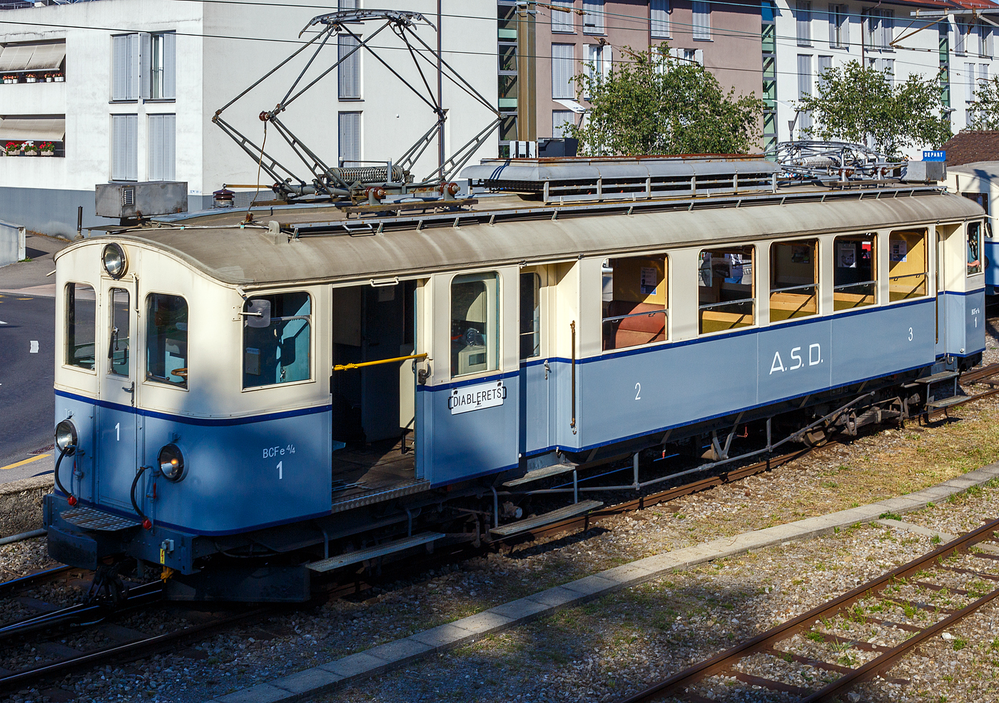 Als Ergänzung zu Stefan schönem Bild
Auch bei der Museumsbahn Blonay–Chamby wurde das „125-Jahr-Jubiläum“ der Linie Bex-Villars (später BVB) gefeiert („Le Chablais en fête“).  

Der elektrische Personentriebwagen mit Gepäckabteil A.S.D. BCFe 4/4 No.1 «TransOrmonan» der TPC am 9 September 2023 im Bahnhof Blonay, als Gastfahrzeug der TPC zu Besuch bei der BC.

Der Triebwagen wurde 1913 als BCZe 4/4 Nr.1 (Personentriebwagen mit Postabteil) von der SWS (Schweizerische Wagons- und Aufzügefabrik AG) in Schlieren gebaut, die erste elektrische Ausrüstung von der AEG (Allgemeine Elektricitäts-Gesellschaft, Berlin), und an die Aigle-Sépey-Diablerets-Bahn (ASD) geliefert. Um 1935 wurde das Postabteil durch ein Gepäckabteil ersetzt so war dann die neue Bezeichnung ASD BCFe 4/4 Nr. 1.

Am 26. Juni 1940 zerstörte ein Großbrand im Depot Aigle drei der fünf Triebwagen und vier von fünf Personenwagen. Damit wäre das Schicksal der Aigle-Sépey-Diablerets-Bahn wohl besiegelt gewesen, hätten nicht die Montreux-Berner Oberland-Bahn (MOB) und die Chemins de fer électriques Veveysans (CEV) die geschädigte Bahngesellschaft mit je einem Personenwagen unterstützt. 

So wurde der angeschlagene Triebwagen BCFe 4/4 – 1 bei SWS 1941 neuaufgebaut, mit dem Neuaufbau erhielten die Fahrzeuge eine neue elektrische Ausrüstung, diese kam nun aber von der BBC (Brown Boveri et Cie, Baden), zudem wurden nun Druckluftbremsen statt Vakuumbremsen eingebaut. Im Jahr 1956 gab es dann noch einen Klassenwechsel, somit neue Bezeichnung ASD ABDe 4/4 – 1. Der Triebwagen war bis 1987 bei der ASD im Plandienst.

TECHNISCHE DATEN:
Baujahr: 1913 / 1941 Neuaufbau
Spurweite: 1.000 mm
Achsformel: Bo’Bo’
Wagenkastenmaterial: Stahl
Länge über Puffer: 15.460 mm
Drehzapfenabstand: 8.700 mm
Achsabstand im Drehgestell: 2.100 mm
Breite: 2.700 mm
Eigengewicht: 25 t (ursprünglich 25,1)
Höchstgeschwindigkeit: 50km/h (ursprünglich 25 km/h)
Leistung: 240 kW (ursprünglich 148 kW)
Stromsystem: 1500 Volt DC (Gleichstrom)
Elektrische Ausrüstung: Schützensteuerung
Sitzplätze: 40 (8 in der 2. und 32 in der 3. Klasse)
